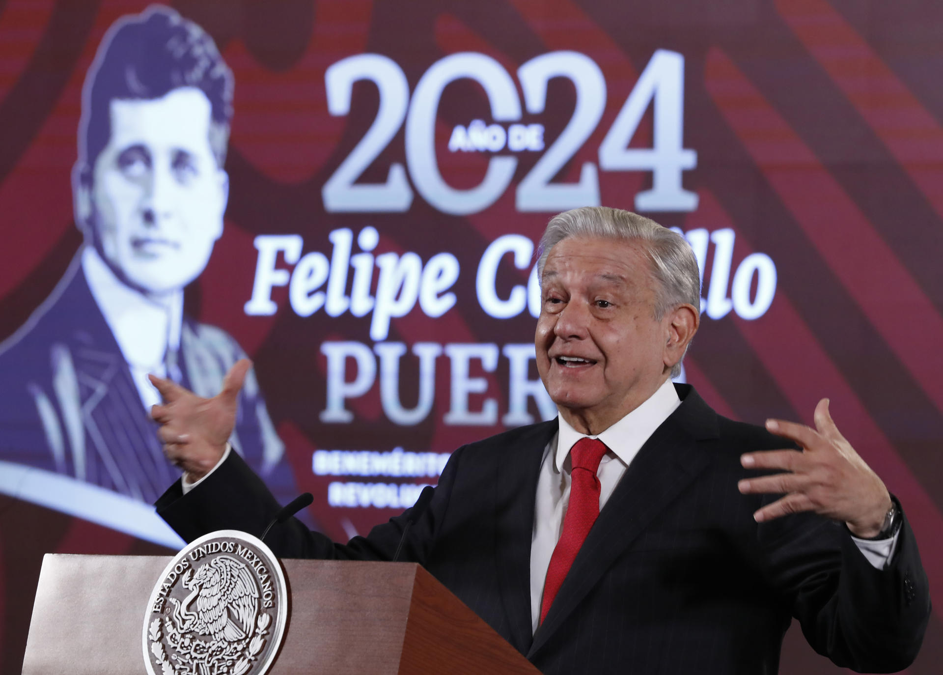 El presidente de México, Andrés Manuel López Obrador, habla este miércoles durante una conferencia de prensa matutina en Palacio Nacional de la Ciudad de México (México). EFE/ Mario Guzmán
