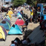 Migrantes permanecen en campamentos improvizados el 23 de febrero de 2024 en una calle de la ciudad de Tapachula (México). 
La frontera sur de México resiente la agudización del éxodo de Venezuela, tras un incremento de 131,8 % de la migración irregular de ese país en 2023 hasta las casi 223.000 personas, más de la cuarta parte del total de migrantes detectados por el Gobierno mexicano. EFE/Juan Manuel Blanco
