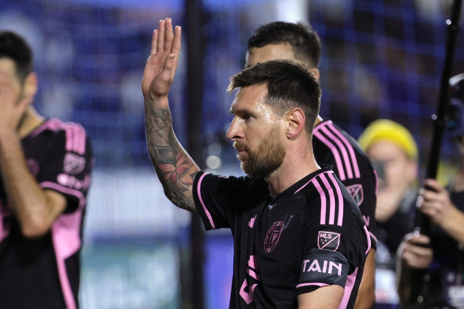 El mediocampista del Inter Miami Lionel Messi saluda a los fanáticos. EFE/EPA/ALLISON DINNER