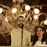 El actual presidente y ganador de la reelección, Nayib Bukele, habla desde el Palacio Nacional junto a su esposa Gabriela Rodríguez de Bukele, en San Salvador (El Salvador). Imagen de archivo. EFE/ Bienvenido Velasco