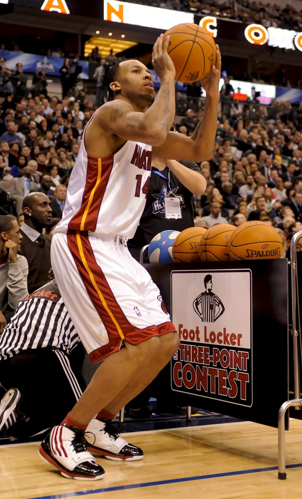 Fotografía de archivo, tomada en febrero de 2010, en la que se registró al entonces escolta de los Heat de Miami Daequan Cook, durante el concurso de triples previo al partido de las estrellas de la NBA, en Dallas (Texas, EE.UU.). EFE/Paul Buck