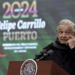 El presidente de México, Andrés Manuel López Obrador, habla durante una rueda de prensa este lunes, en el municipio de Oriental (México) EFE/Hilda Ríos