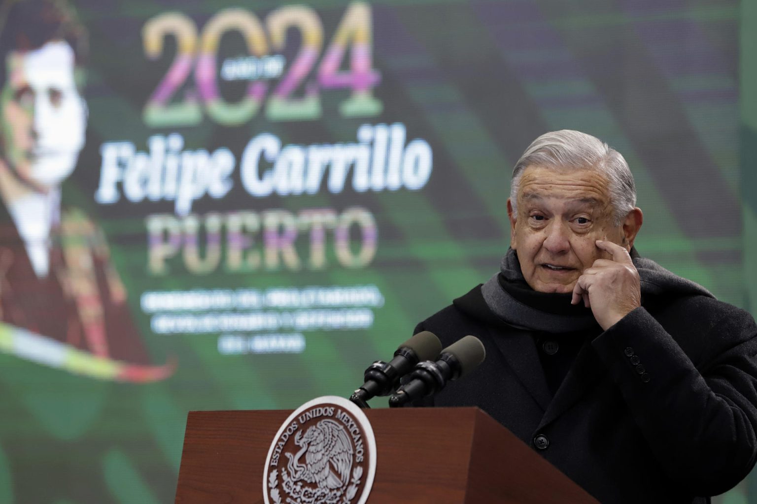 El presidente de México, Andrés Manuel López Obrador, habla durante una rueda de prensa este lunes, en el municipio de Oriental (México) EFE/Hilda Ríos