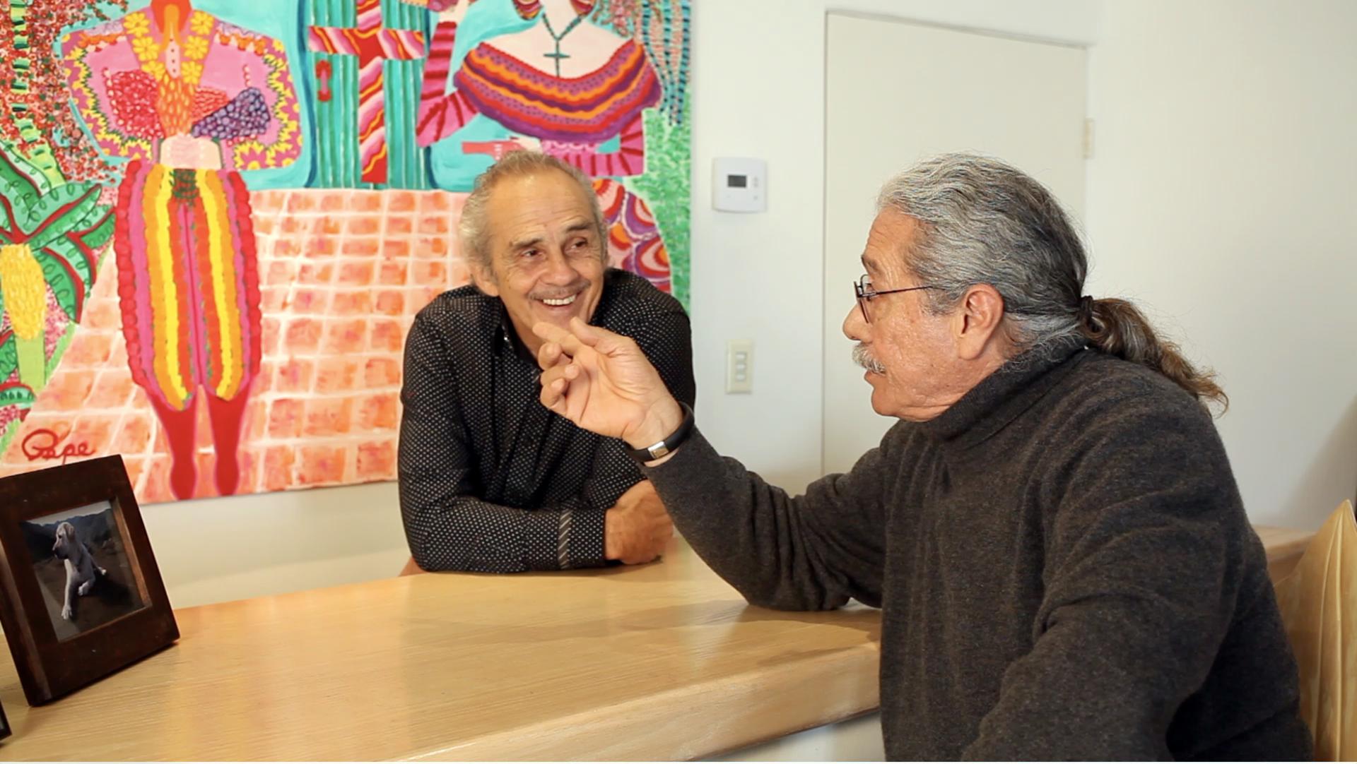 Fotografía personal cedida por Pepe Serna donde aparece el actor estadounidense de origen mexicano Pepe Serna junto a su amigo y compañero Edwards James Olmos (d), durante una escena de su documental 'Pepe Serna: life is art'. EFE/ Álbum Pepe Serna / SOLO USO EDITORIAL/ SOLO DISPONIBLE PARA ILUSTRAR LA NOTICIA QUE ACOMPAÑA (CRÉDITO OBLIGATORIO)
