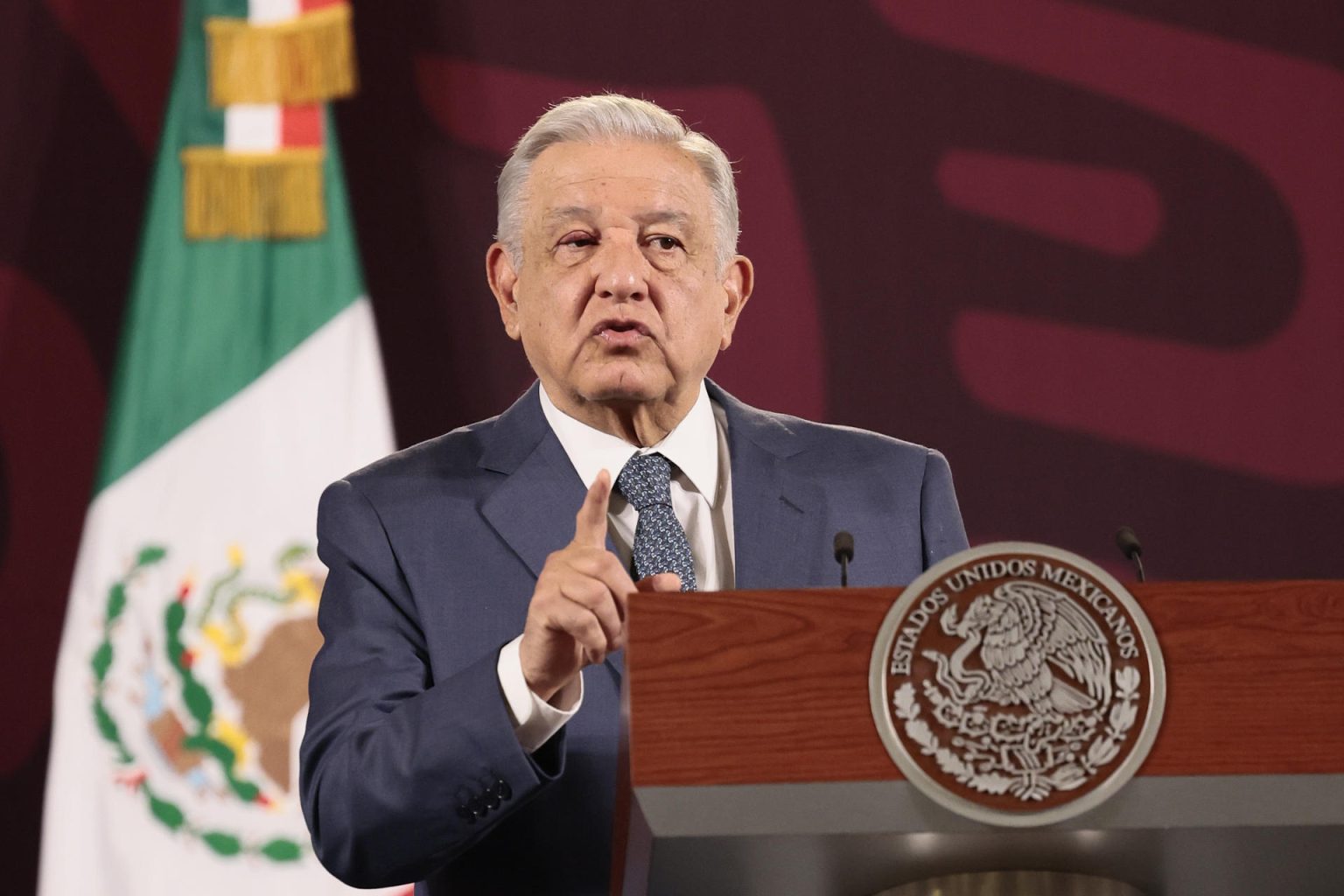 Imagen de archivo del presidente de México, Andrés Manuel López Obrador, hablando durante una rueda de prensa en el Palacio Nacional, en Ciudad de México (México). EFE/ José Méndez