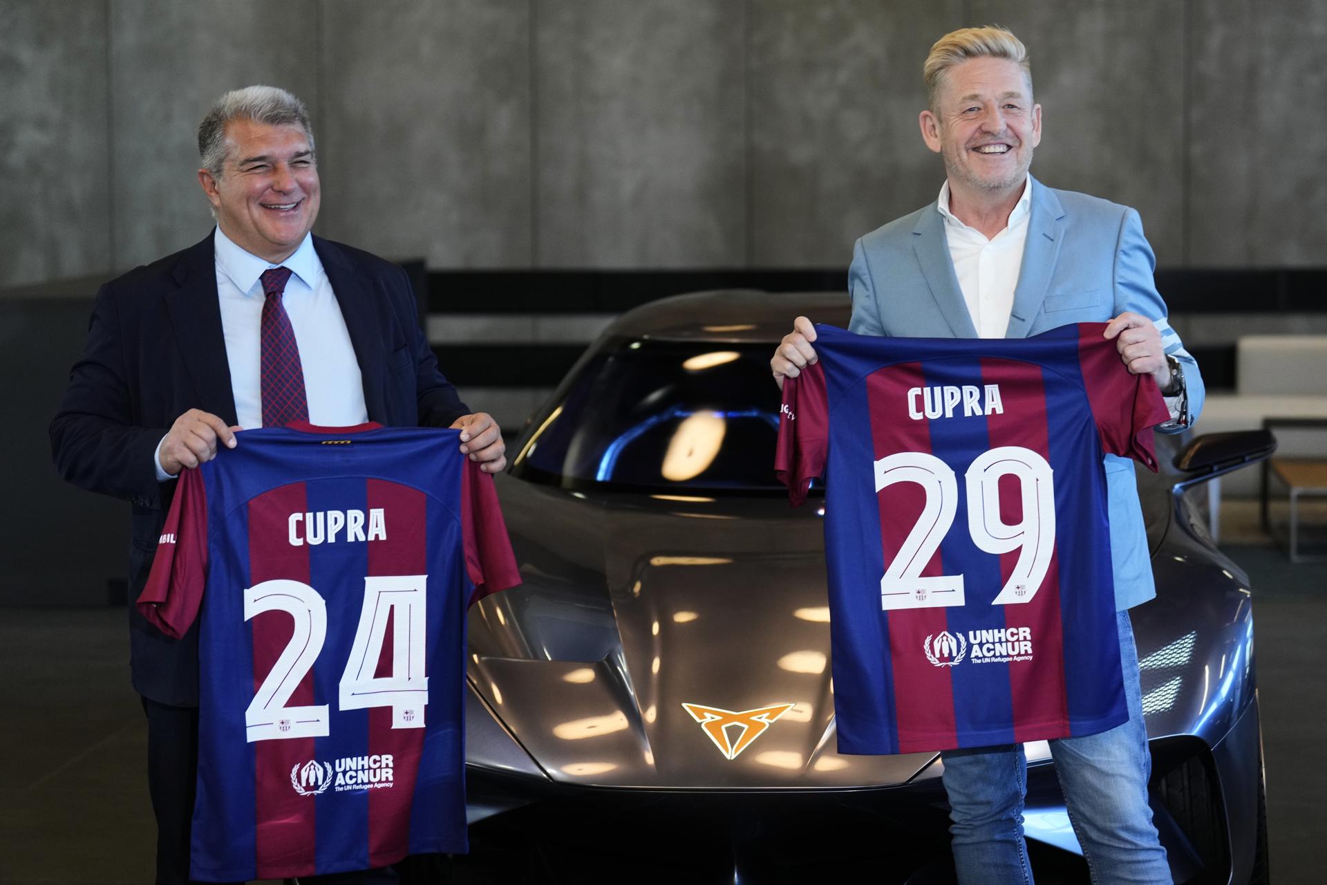 El presidente del FC Barcelona, Joan Laporta (i) ,y el director general de Cupra, Wayne Griffith (d) confirmó este jueves, durante el acto de presentación del nuevo acuerdo de colaboración con la marca de automóviles Cupra hasta 2029, que el conjunto azulgrana planea volver este verano a Estados Unidos para realizar la tradicional gira de pretemporada.EFE/ Alejandro García
