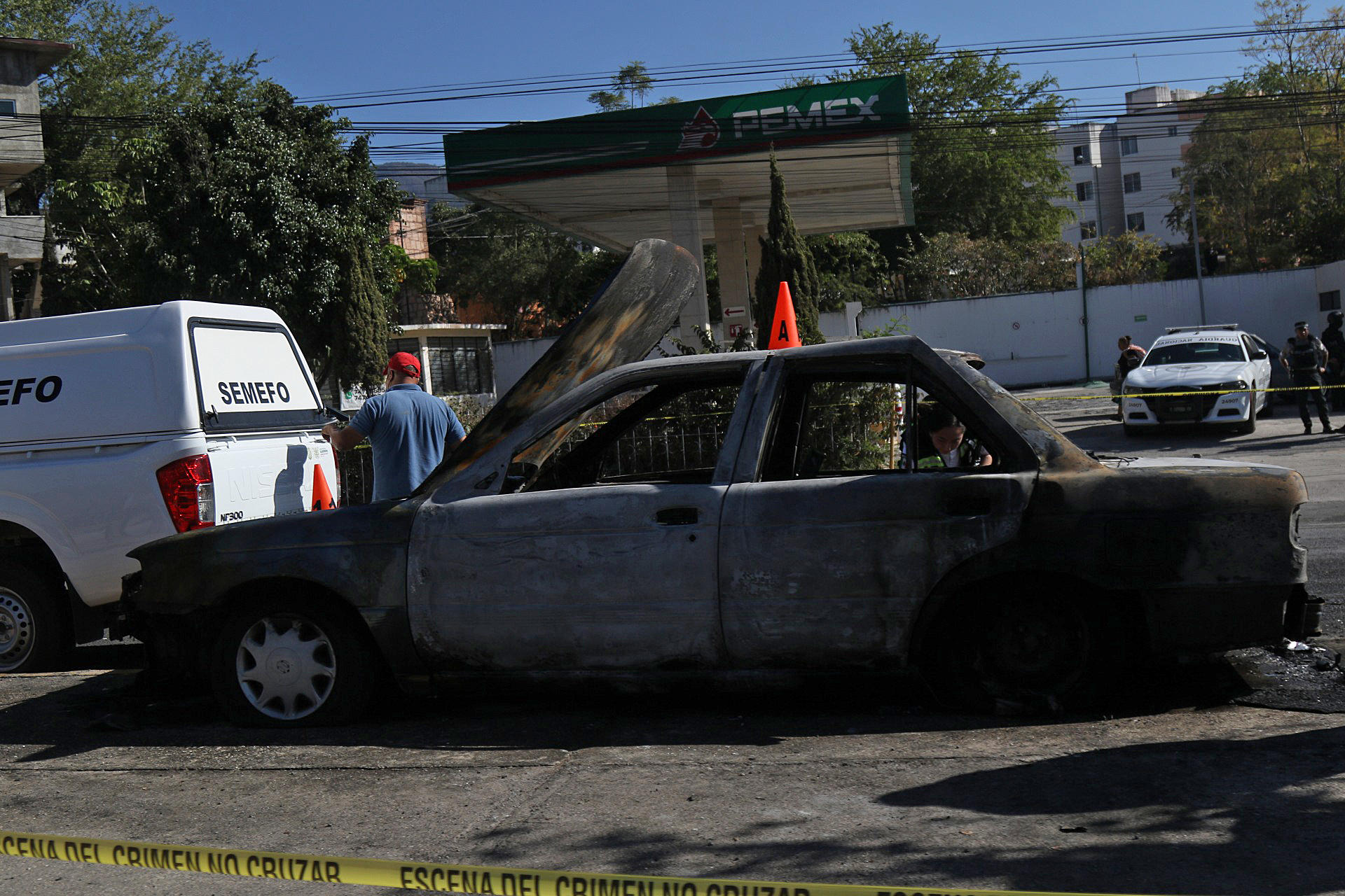 Policías de la fiscalía del estado de Guerrero resguardan la zona donde fue asesinado un taxista hoy, en el municipio de Chilpancingo en el estado de Guerrero (México). EFE/José Luis de la Cruz
