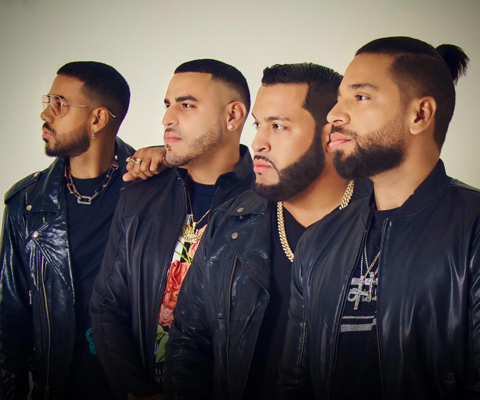 Fotografía cedida por Artist Solutions donde aparece el bachatero Romeo Santos (i) y los integrantes del grupo Aventura, quienes realizarán una última gira juntos titulada 'Cerrando Ciclos', que recorrerá dieciocho ciudades de Estados Unidos y dos de Canadá. EFE/Artist Solutions /SOLO USO EDITORIAL /NO VENTAS /SOLO DISPONIBLE PARA ILUSTRAR LA NOTICIA QUE ACOMPAÑA /CRÉDITO OBLIGATORIO