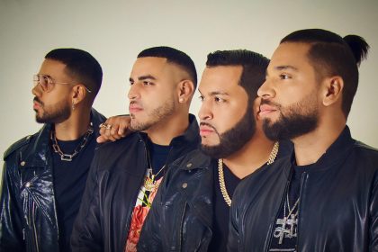 Fotografía cedida por Artist Solutions donde aparece el bachatero Romeo Santos (i) y los integrantes del grupo Aventura, quienes realizarán una última gira juntos titulada 'Cerrando Ciclos', que recorrerá dieciocho ciudades de Estados Unidos y dos de Canadá. EFE/Artist Solutions /SOLO USO EDITORIAL /NO VENTAS /SOLO DISPONIBLE PARA ILUSTRAR LA NOTICIA QUE ACOMPAÑA /CRÉDITO OBLIGATORIO