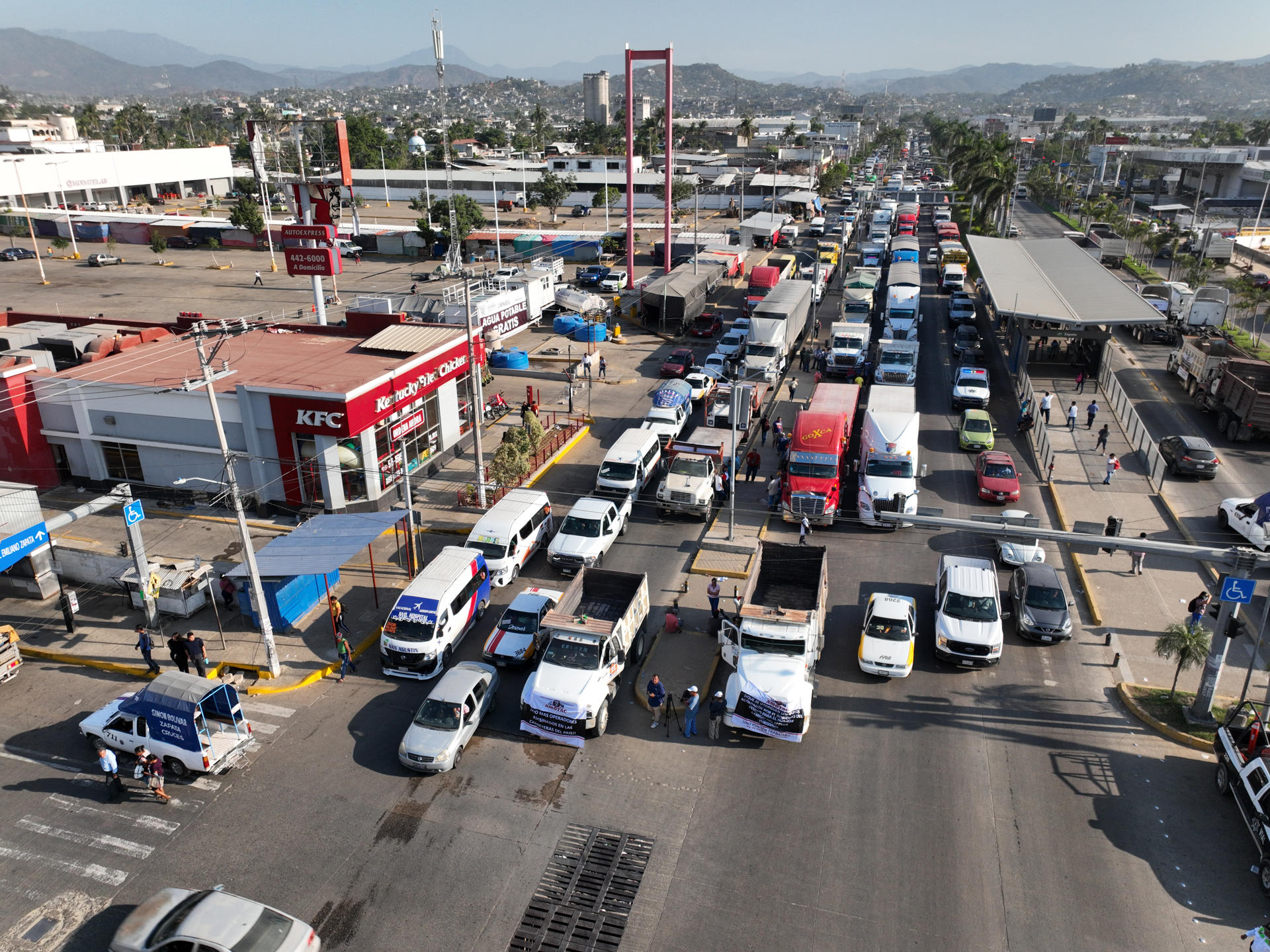 Transportistas bloquean una carretera este jueves en el balneario de Acapulco (México). EFE/David Guzmán
