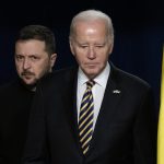 El presidente estadounidense Joe Biden (d) y el presidente ucraniano Volodymyr Zelensky (i). Fotografía de archivo. EFE/EPA/MICHAEL REYNOLDS