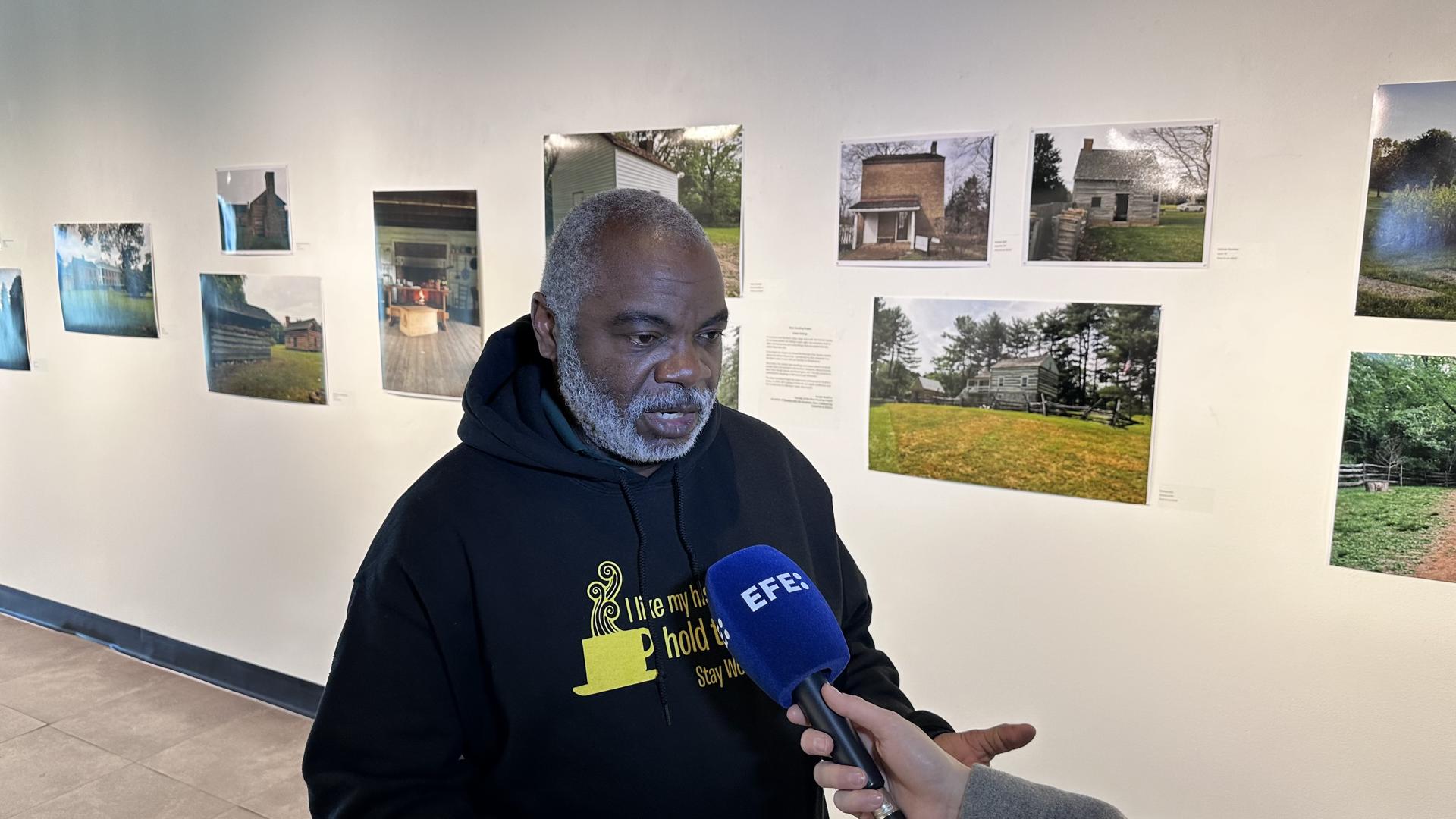 El afroamericano Joseph McGill habla con EFE durante una entrevista realizada el jueves 1 de febrero en una galería de arte en Charleston, Carolina del Sur. McGill, Jr. lleva casi 15 años durmiendo en las chozas donde vivían los esclavos. EFE/Octavio Guzmán
