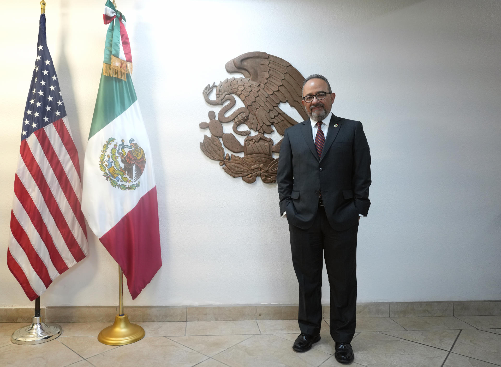 El cónsul mexicano en California, Carlos González Gutiérrez, posa para fotos durante una entrevista con EFE el viernes 16 de febrero de 2024, en su despacho en la sede del consulado en San Diego, California (EE.UU.). EFE/ Manuel Ocaño
