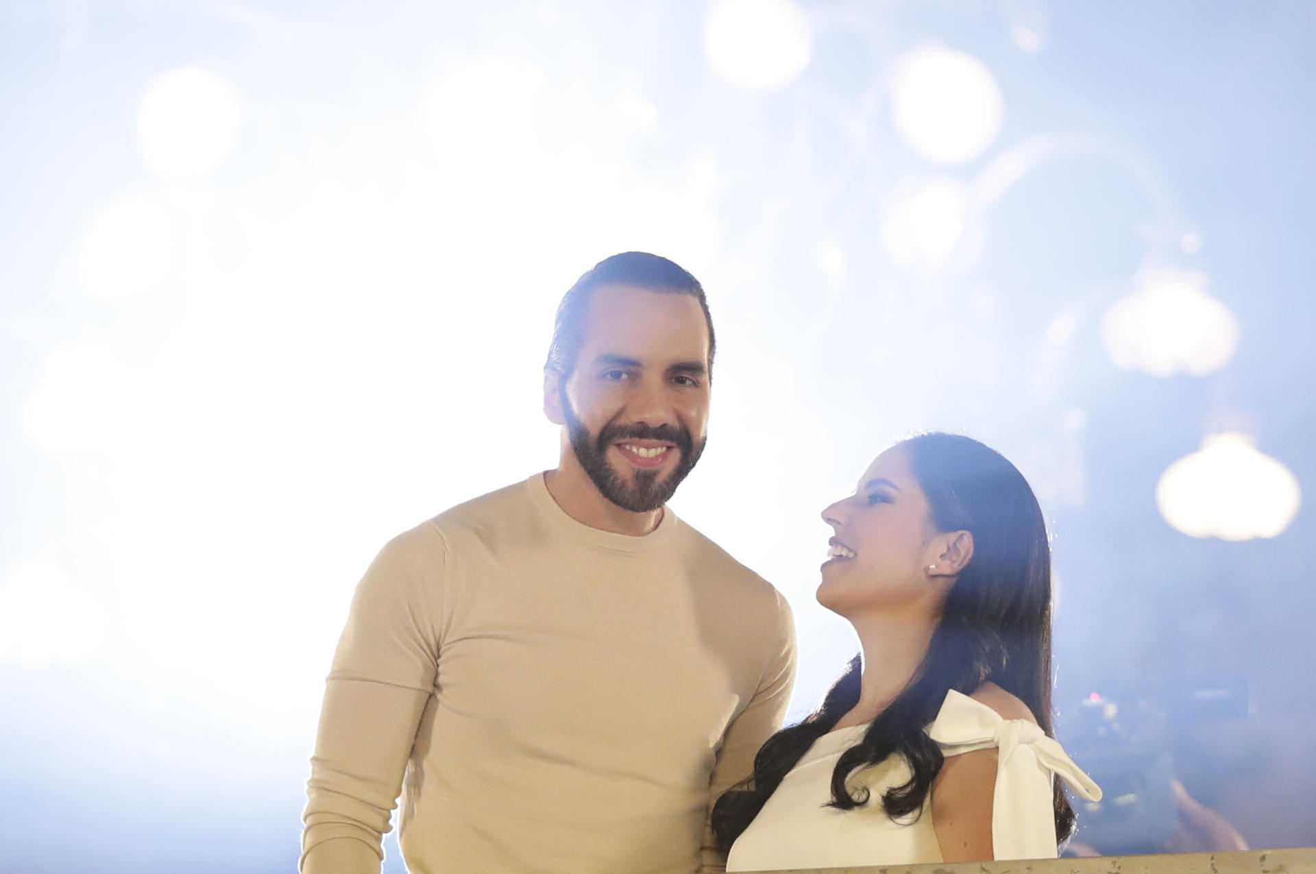 El actual presidente y ganador de la reelección en El Salvador, Nayib Bukele, saluda desde el Palacio Nacional junto a su esposa Gabriela Rodríguez de Bukele, en San Salvador (El Salvador). EFE/ Bienvenido Velasco
