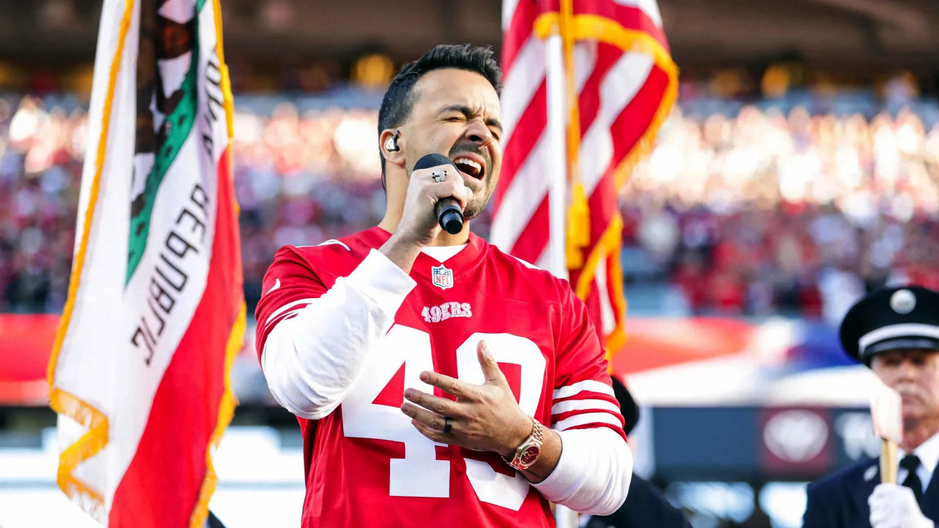 Fotografía cedida por el equipo de los 49ers donde aparece el cantante puertorriqueño Luis Fonsi mientras canta el himno nacional estadounidense durante el partido por el Campeonato de la NFC disputado el 28 de enero entre los Detroit Lions y los San Francisco 49ers en el Levi's Stadium de Santa Clara, California (Estados Unidos). EFE/ Austin Ginn / 49ers
