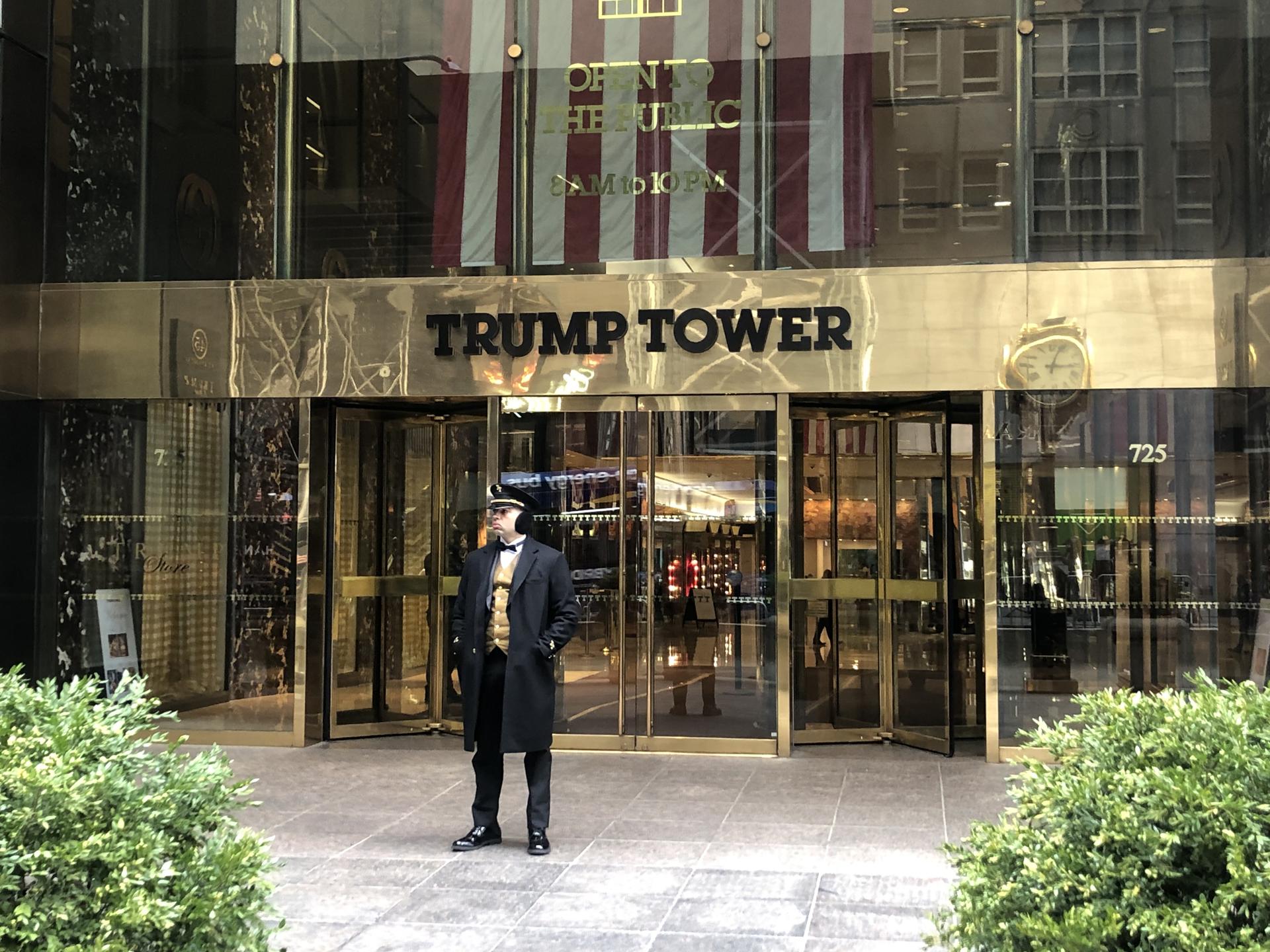 Fotografía de archivo del 31 de marzo de 2023 donde aparece un conserje en la puerta principal de la Torre Trump en Manhattan, Nueva York (EE.UU). EFE/ Javier Otazu
