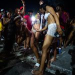 Fotografía de archivo donde aparecen jóvenes bailando durante las celebraciones del Spring Break en la peatonal y turística avenida de Ocean Drive, el 18 de marzo de 2021, en Miami Beach, Florida (EE.UU.). EFE/Giorgio Viera