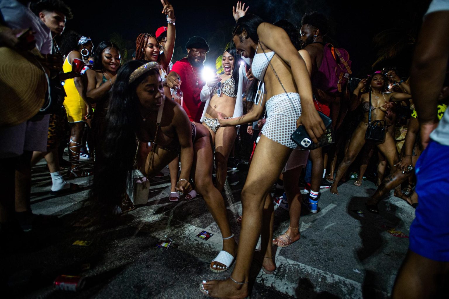 Fotografía de archivo donde aparecen jóvenes bailando durante las celebraciones del Spring Break en la peatonal y turística avenida de Ocean Drive, el 18 de marzo de 2021, en Miami Beach, Florida (EE.UU.). EFE/Giorgio Viera