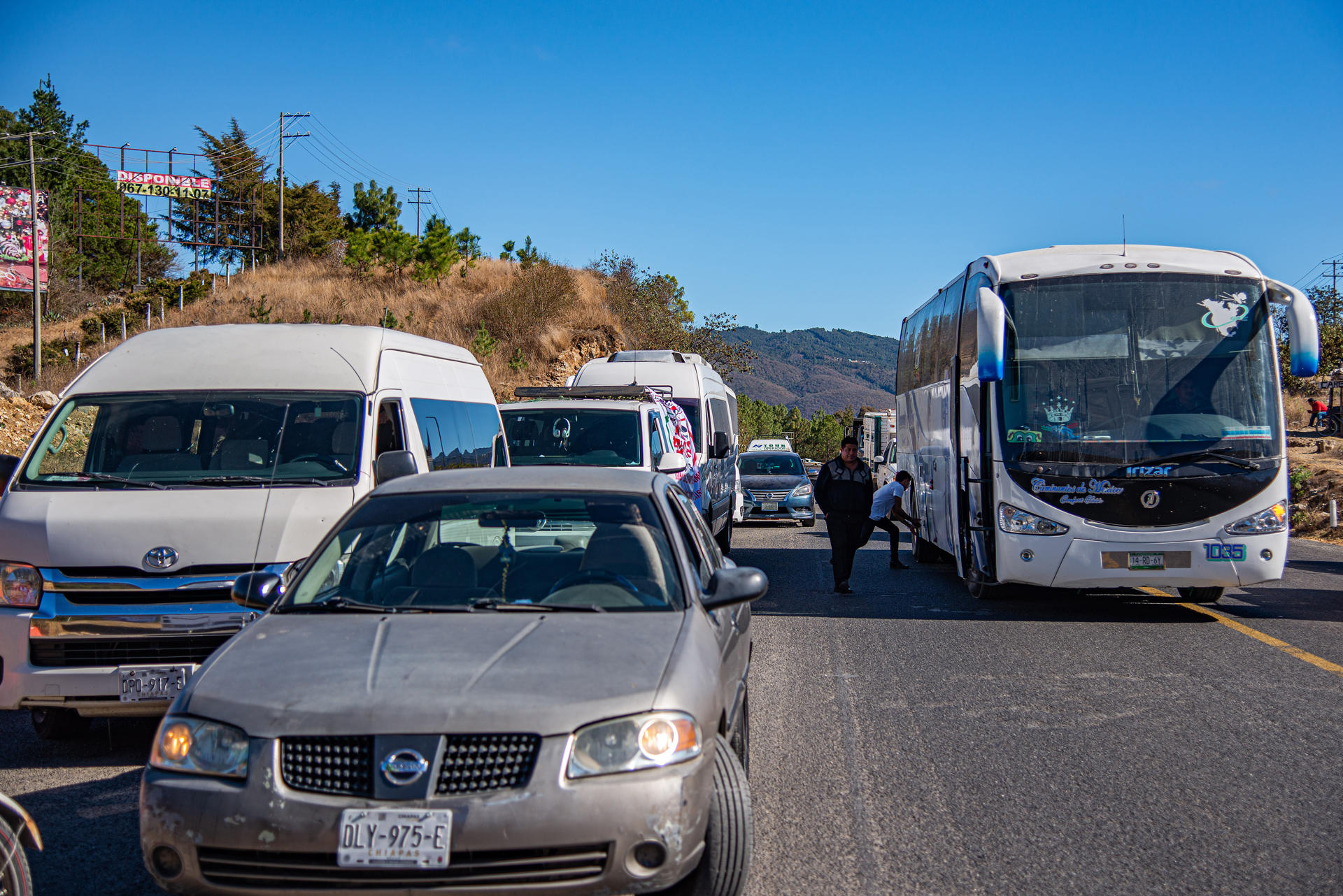 Transportistas bloquean este jueves una carretera este jueves en el municipio de San Cristóbal de las Casas en Chiapas (México). EFE/Carlos López
