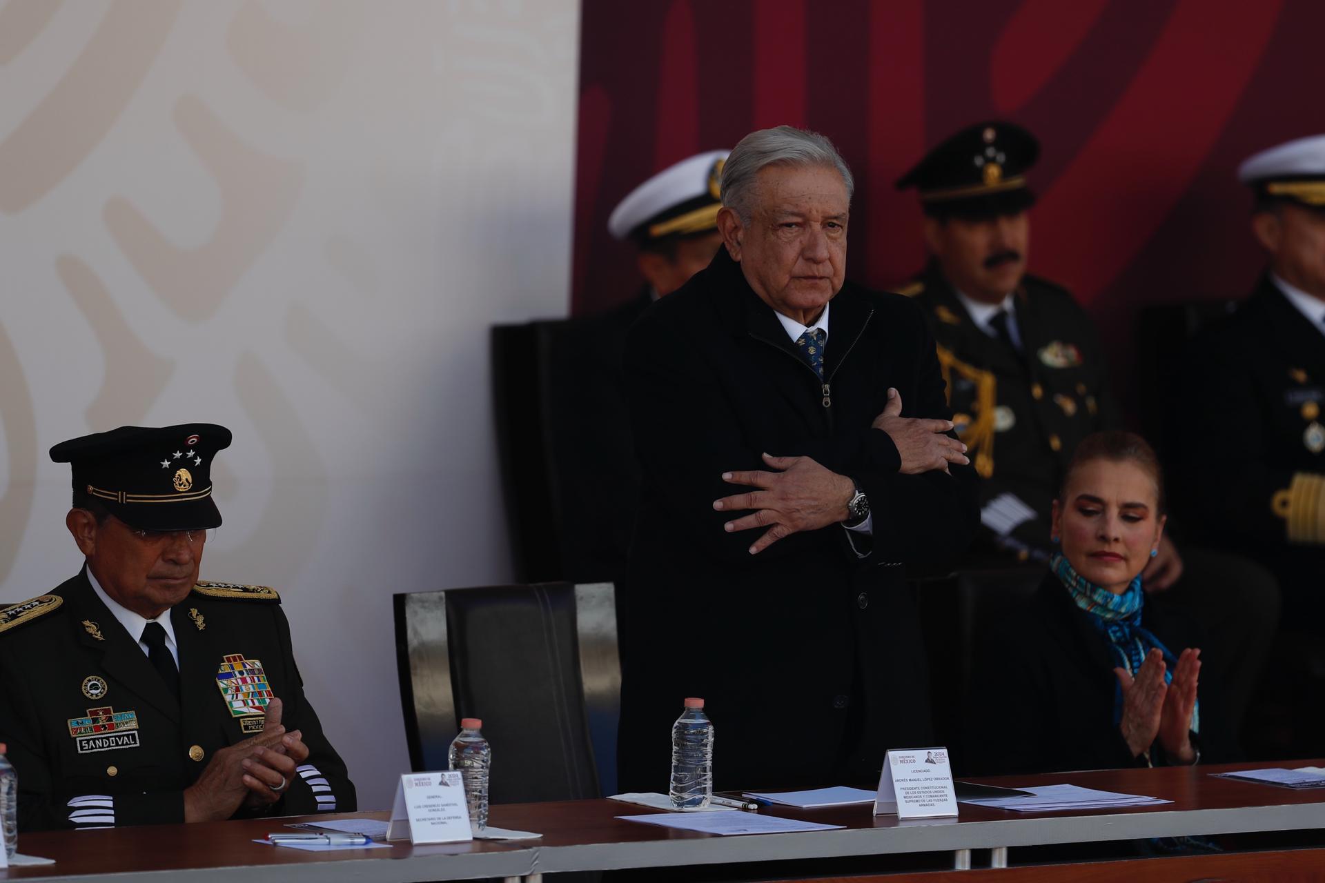 El Secretario de la Defensa, Luis Cresencio Sandoval (i), el presidente de México, Andrés Manuel López Obrador (c), y su esposa Beatriz Gutiérrez Müller (d), participan durante la conmemoración del 111 aniversario de la Marcha de la Lealtad, hoy en la Ciudad de México (México). EFE/Sáshenka Gutiérrez
