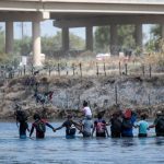 Un grupo de migrantes intenta cruzar el río Bravo para llegar a los Estados Unidos desde Piedras Negras, Coahuila (México). Imagen de archivo. EFE/Miguel Sierra