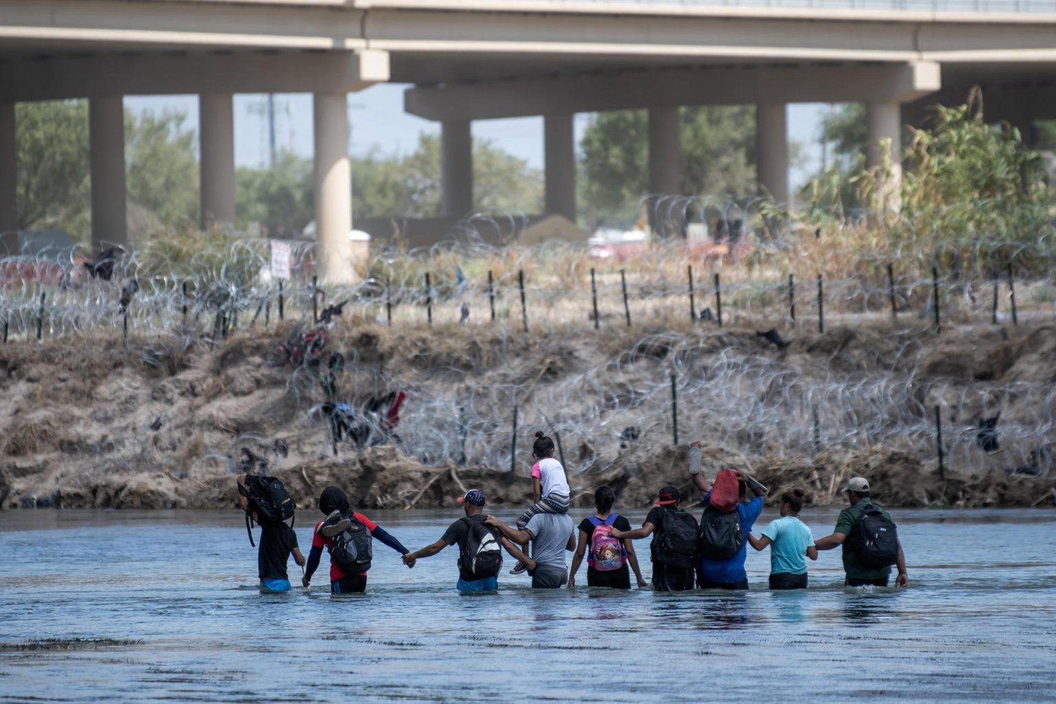 Un grupo de migrantes intenta cruzar el río Bravo para llegar a los Estados Unidos desde Piedras Negras, Coahuila (México). Imagen de archivo. EFE/Miguel Sierra