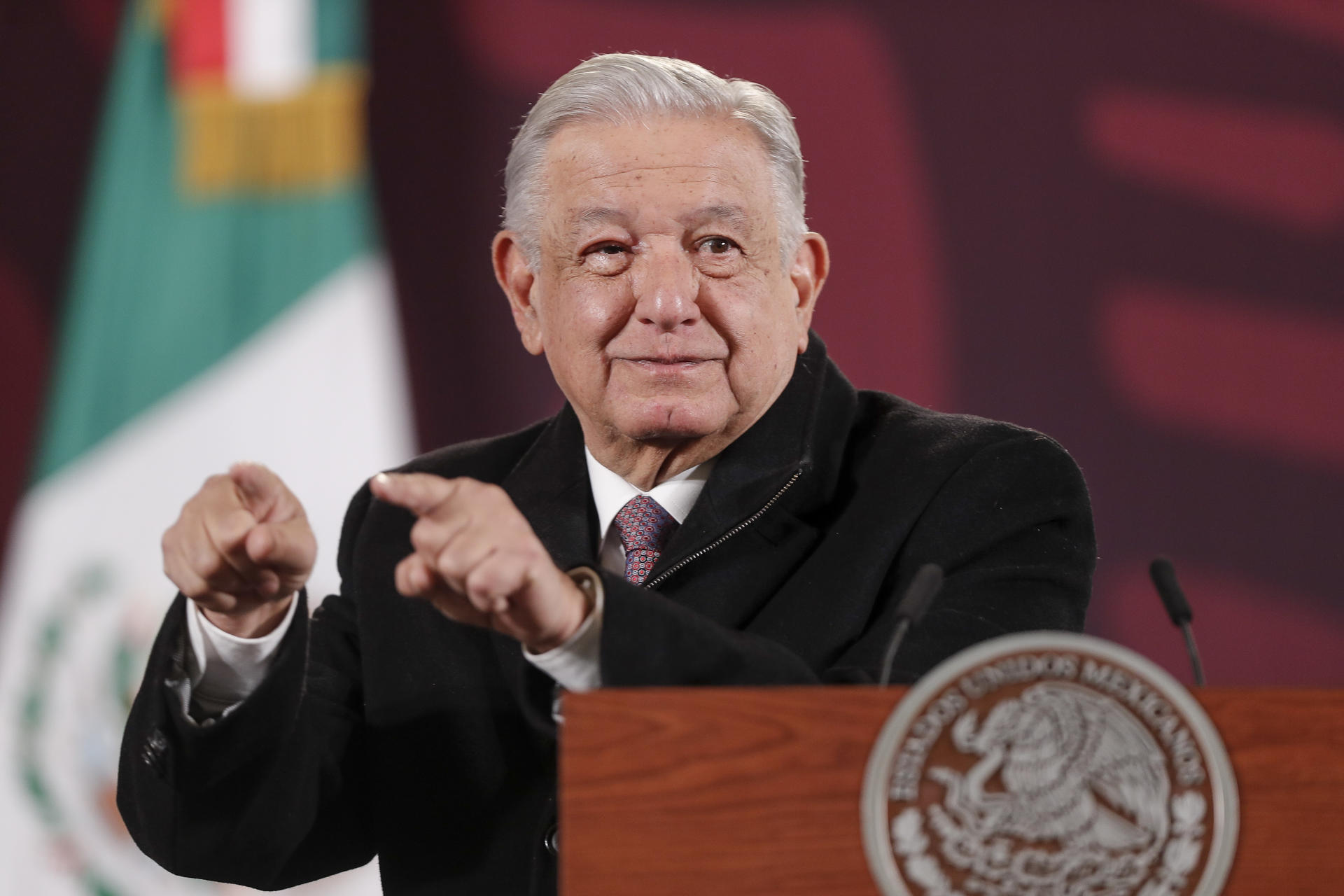 El presidente de México, Andrés Manuel López Obrador, habla durante su rueda de prensa matutina hoy, en el Palacio Nacional de la Ciudad de México (México). EFE/ Isaac Esquivel
