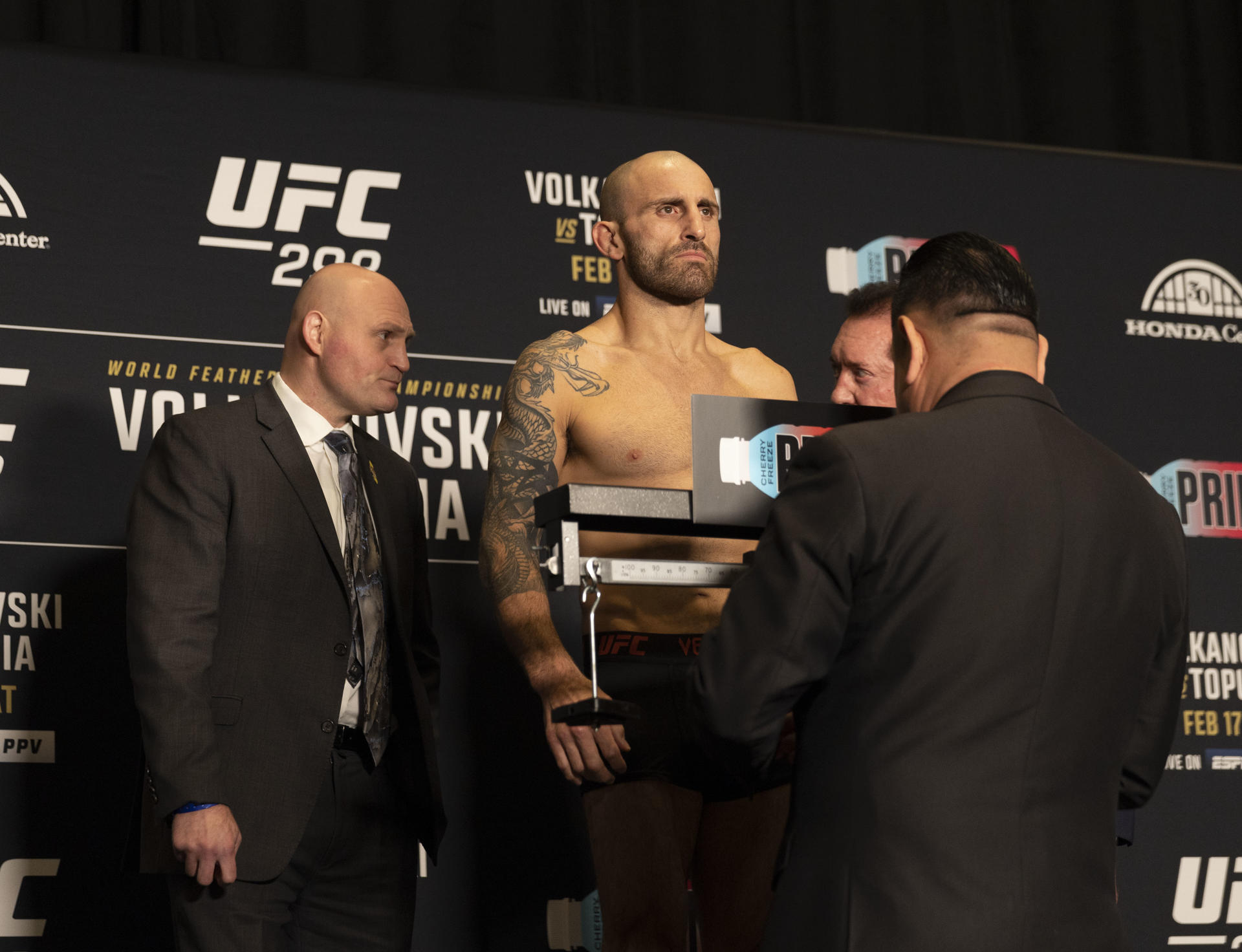 El peleador australiano Alexander Volkanvoski durante el pesaje para la pelea por el título de peso pluma hoy, en el Regency Hyatt en Irvine, California (EE. UU). EFE/ Armando Arorizo
