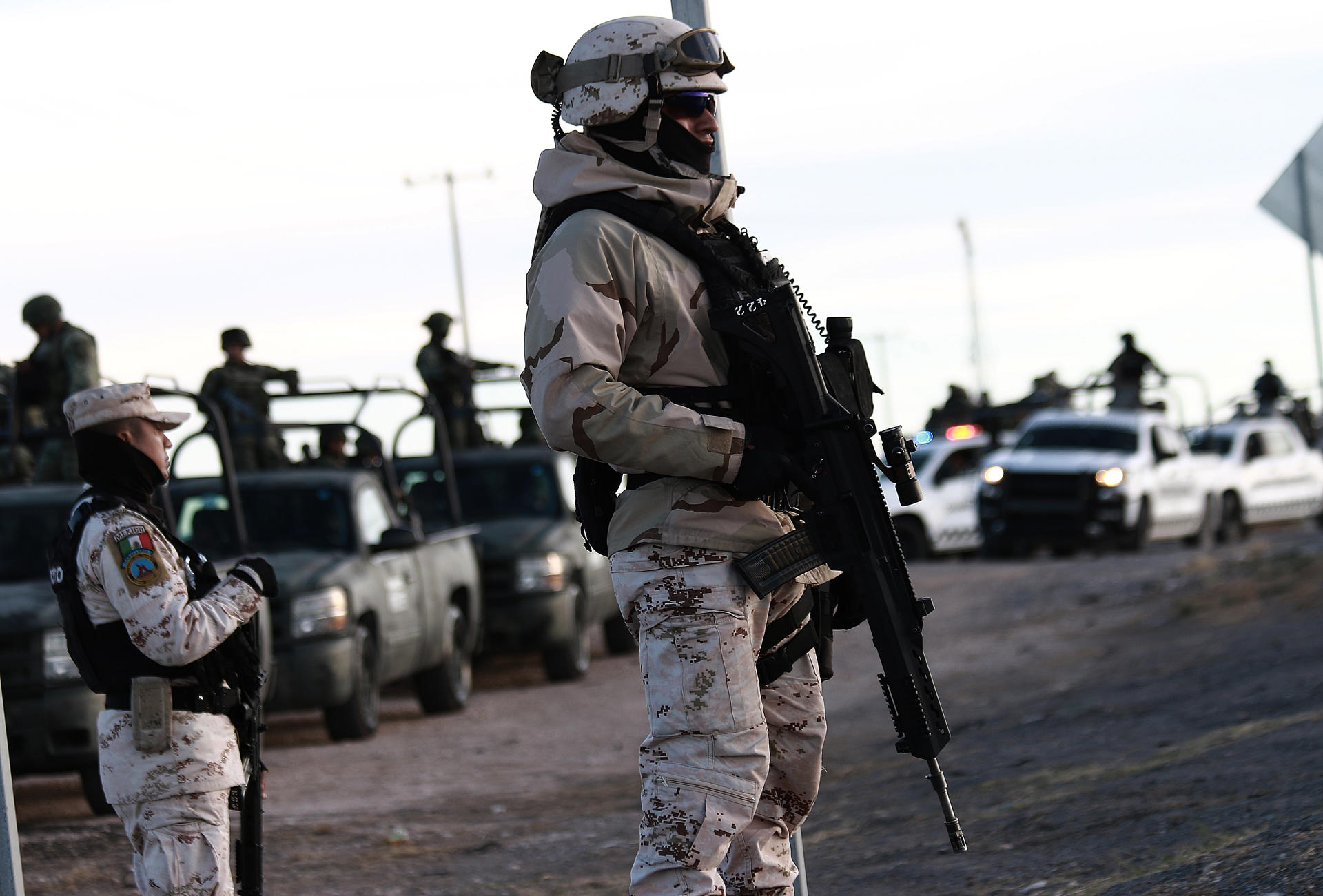 Personal de la Guardia Nacional (GN) y del Ejército Mexicano realizan labores de vigilancia hoy, en Ciudad Juárez (México). EFE/Luis Torres
