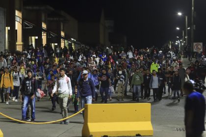 Fotografía de archivo fechada el 20 de enero de 2024 que muestra integrantes de una caravana de migrantes mientras salen rumbo a Estados Unidos, desde la ciudad de San Pedro Sula (Honduras). EFE/ José Valle