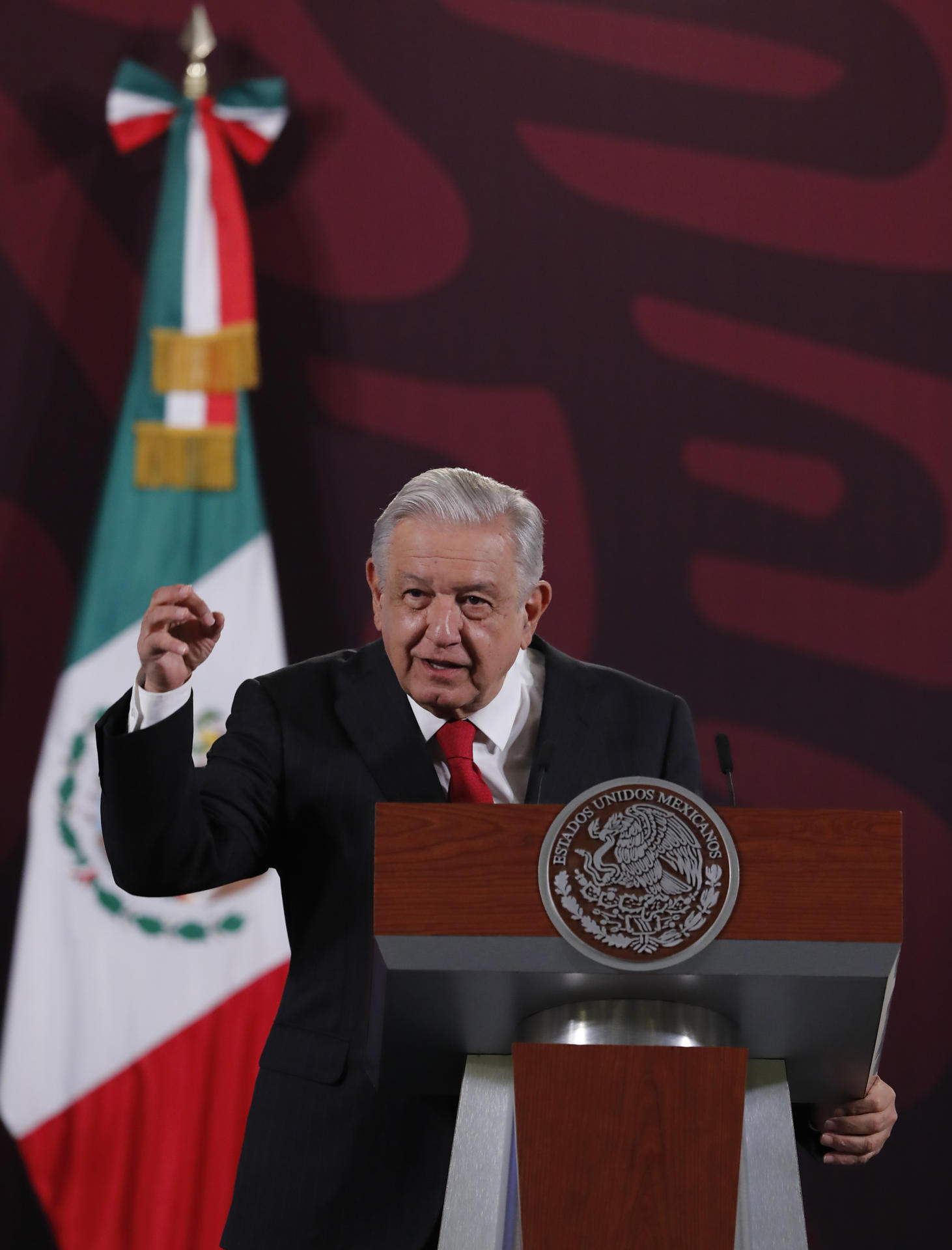 El presidente de México, Andrés Manuel López Obrador, habla este miércoles durante su conferencia de prensa matutina en el Palacio Nacional de la Ciudad de México (México). EFE/ Mario Guzmán
