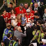 El mariscal de campo de los Kansas City Chiefs, Patrick Mahomes, junto a su esposa e hijos, habla con la prensa tras vencer a los San Francisco 49ers en el Super Bowl en el Allegiant Stadium, en Las Vegas, Nevada (EE.UU.), este 11 de febrero de 2024. EFE/EPA/Caroline Brehman