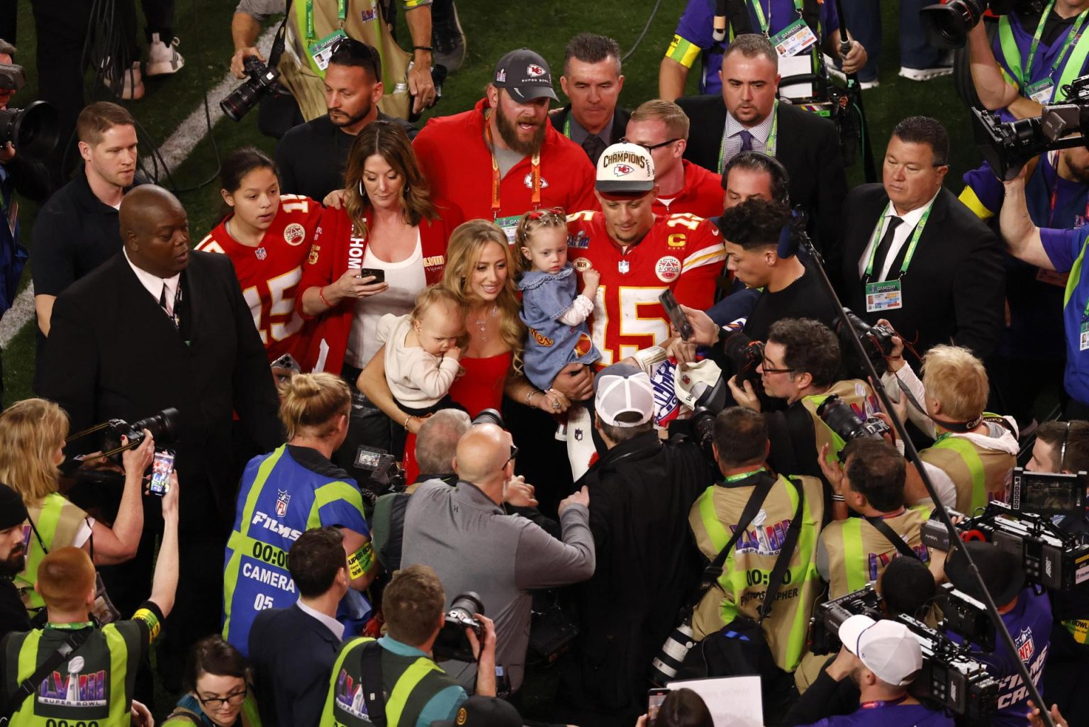 El mariscal de campo de los Kansas City Chiefs, Patrick Mahomes, junto a su esposa e hijos, habla con la prensa tras vencer a los San Francisco 49ers en el Super Bowl en el Allegiant Stadium, en Las Vegas, Nevada (EE.UU.), este 11 de febrero de 2024. EFE/EPA/Caroline Brehman
