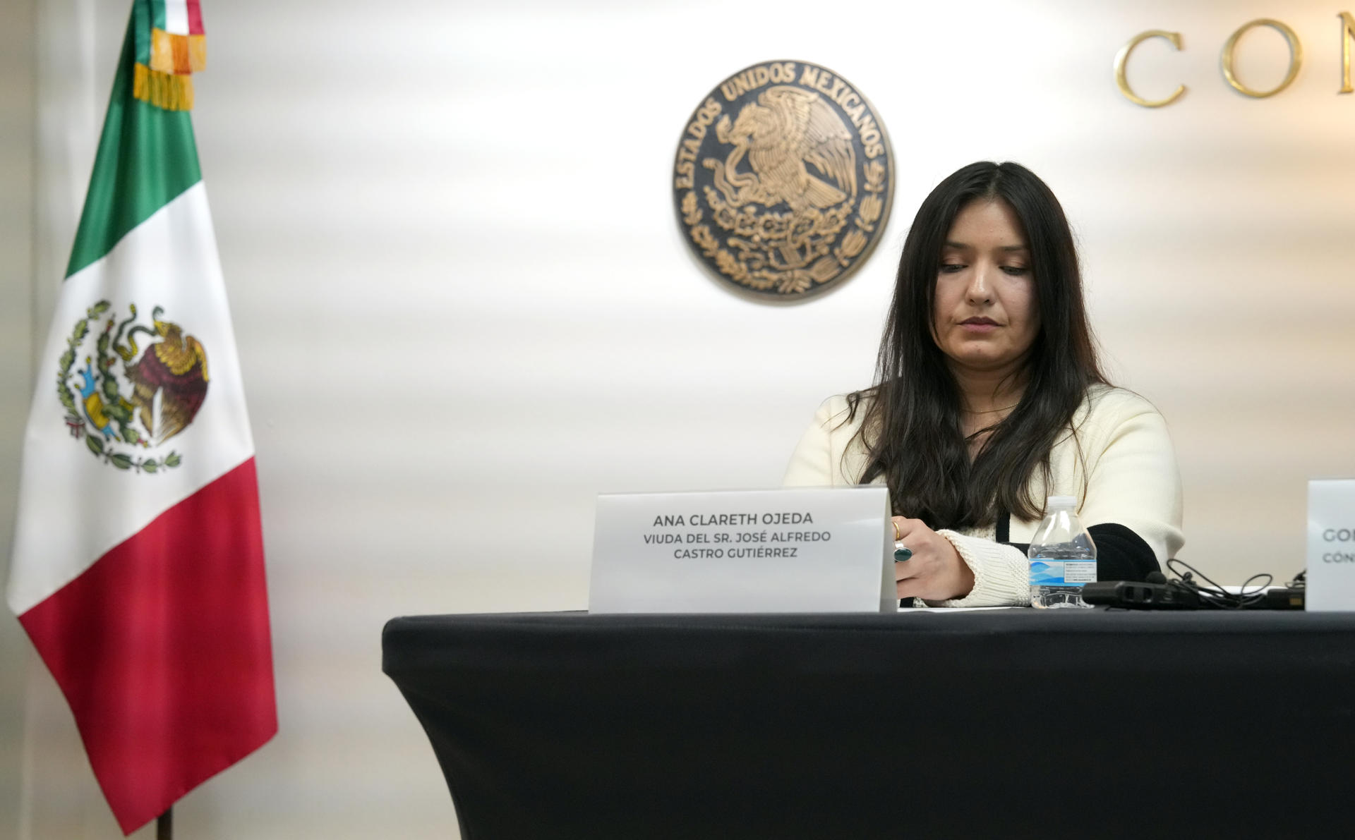 La psicóloga mexicana Ana Clareth Ojeda, viuda de José Alfredo Castro Gutiérrez, habla durante una conferencia de prensa celebrada hoy viernes en la sede del consulado de México en San Diego, California. EFE/Manuel Ocaño
