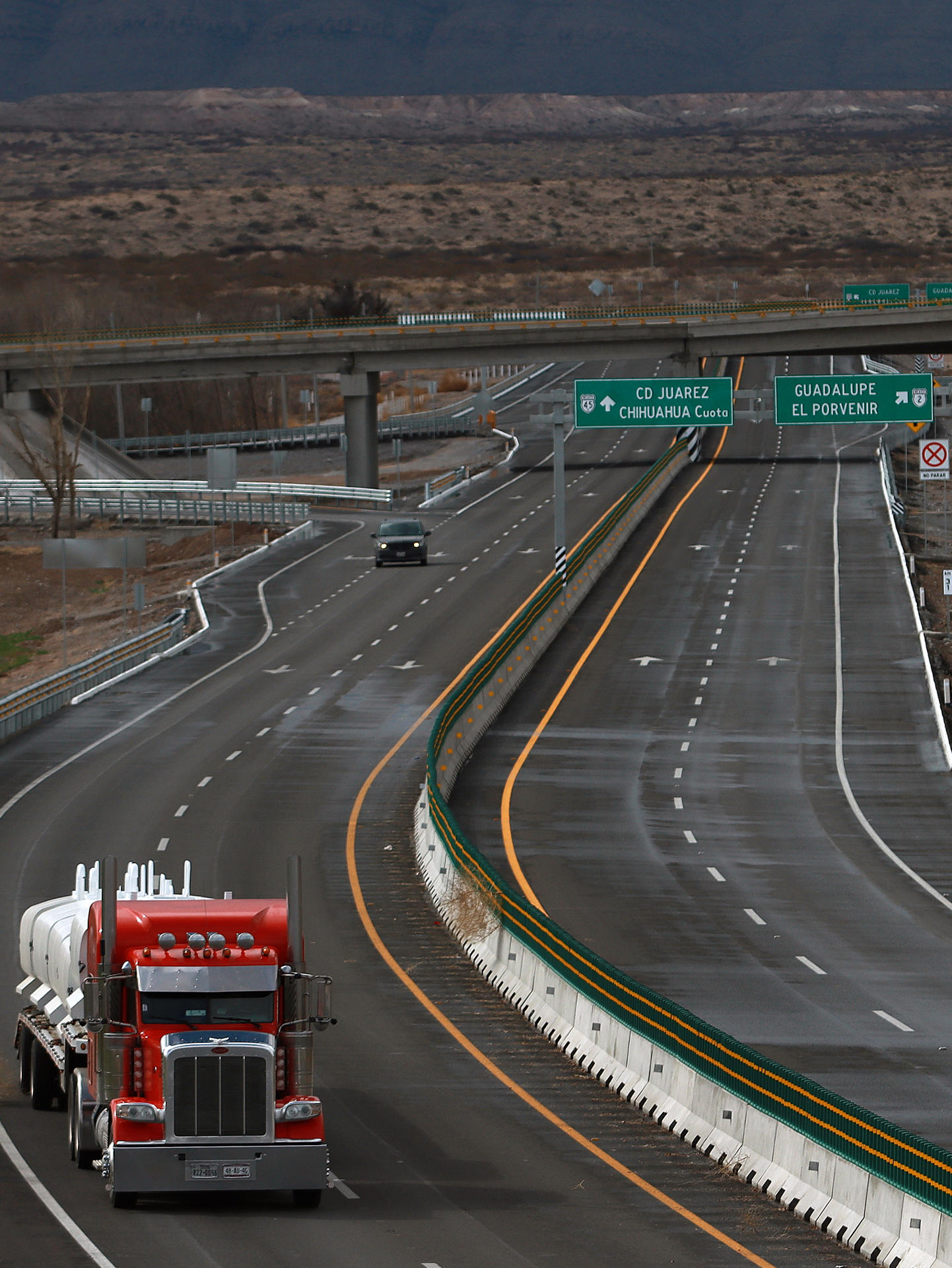 Un vehículo de carga se aproxima al cruce Puente de Tornillo, el 8 de febrero de 2024, en Ciudad Juárez (México). EFE/Luis Torres
