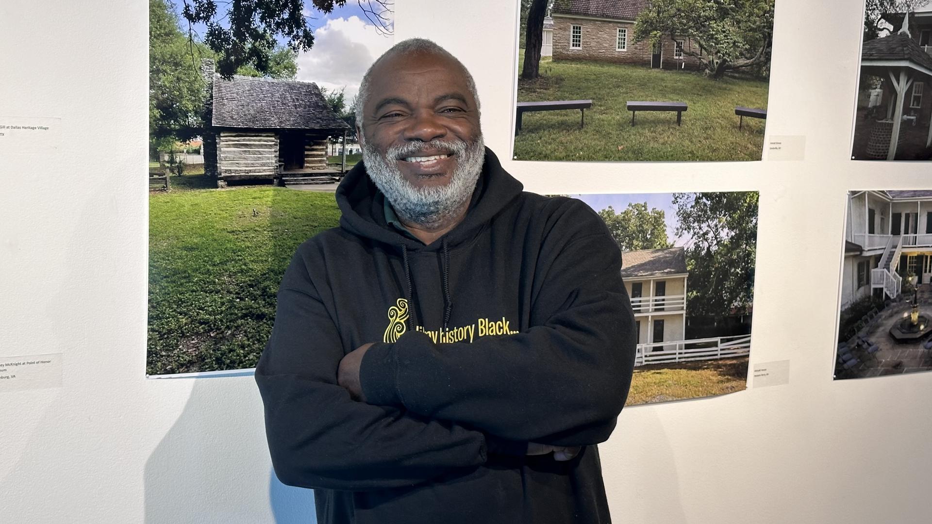 El afroamericano Joseph McGill habla con EFE durante una entrevista realizada el jueves 1 de febrero en una galería de arte en Charleston, Carolina del Sur. McGill, Jr. lleva casi 15 años durmiendo en las chozas donde vivían los esclavos. EFE/Octavio Guzmán
