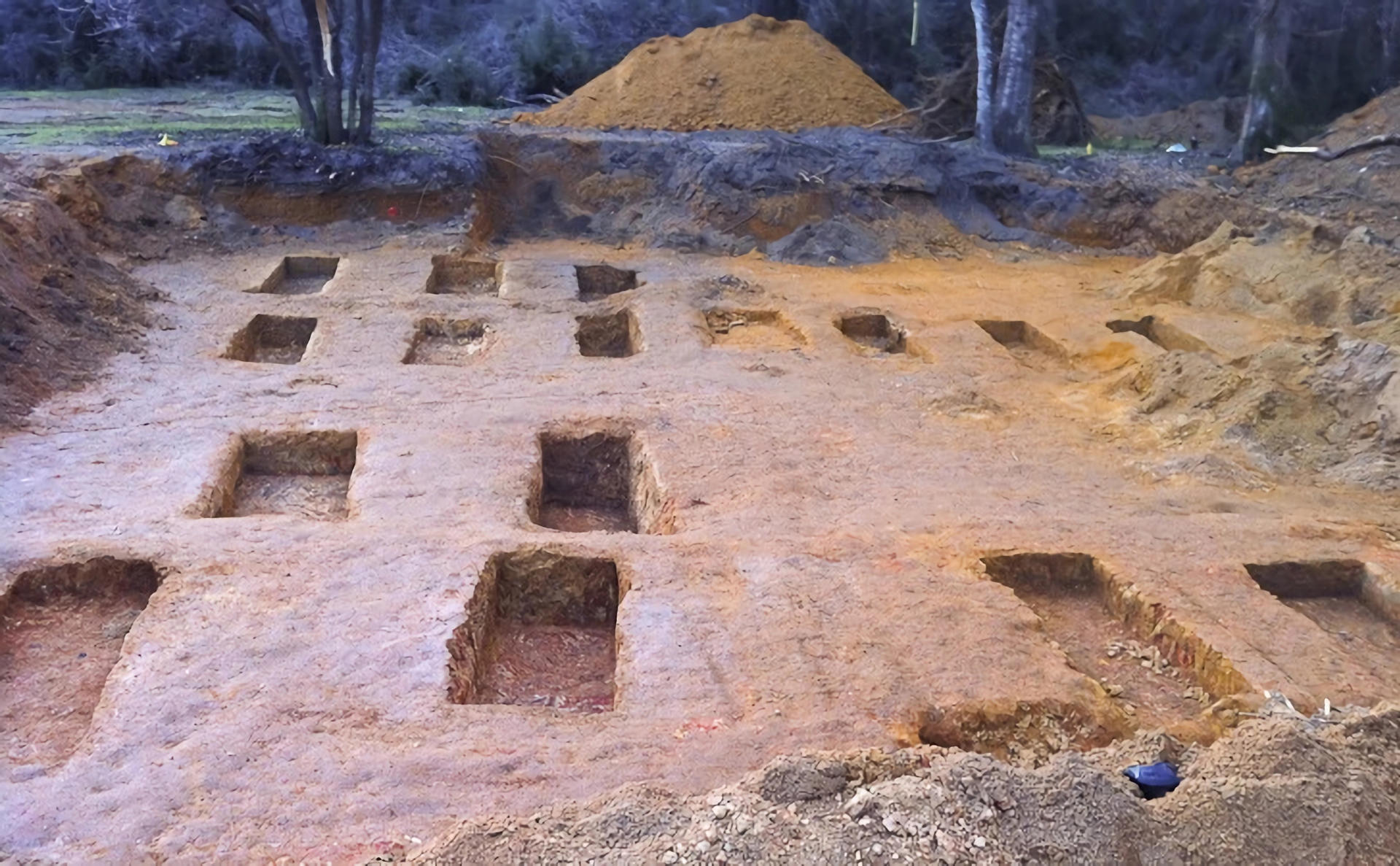 Fotografía cedida por el Departamento de Antropología de la Universidad del Sur de Florida (USF) donde se muestran algunos de los lugares de enterramiento vacíos después de que el equipo técnico excavó 55 conjuntos individuales de restos en el reformatorio para chicos Arthur G. Dozier, en la localidad rural de Marianna (noroeste de Florida). DISPONIBLE PARA ILUSTRAR LA NOTICIA QUE ACOMPAÑA (CRÉDITO OBLIGATORIO)MÁXIMA CALIDAD
