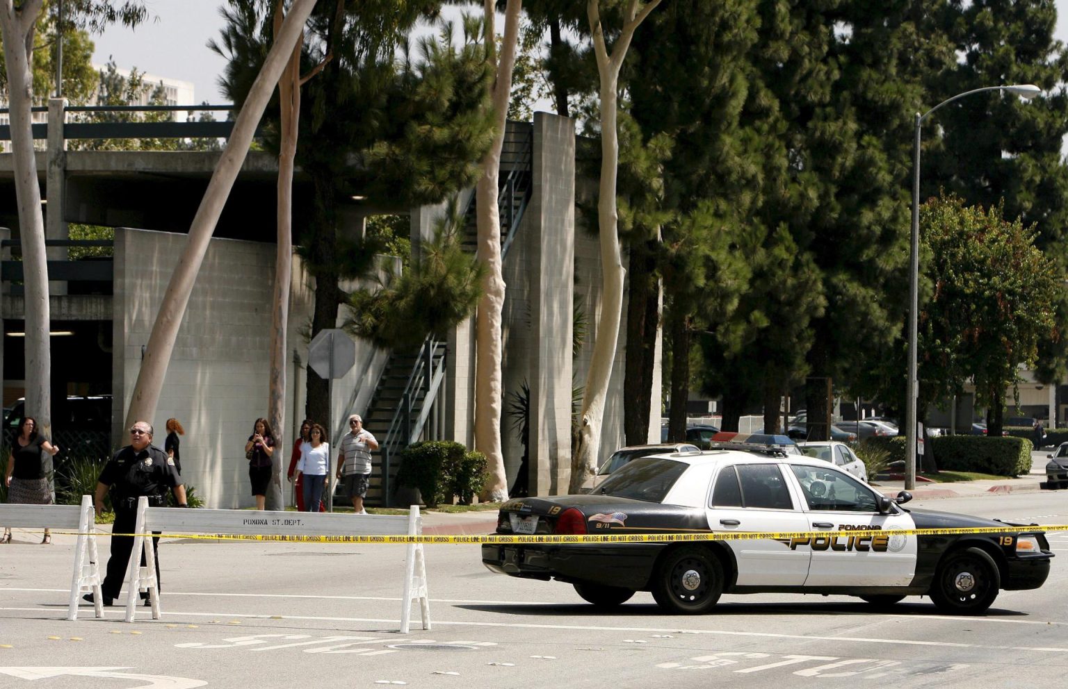 Fotografía de archivo de un agente de la Policía que bloquea una vía en Pomona, California (EEUU), en donde un movimiento telúrico. EE/Paul Buck