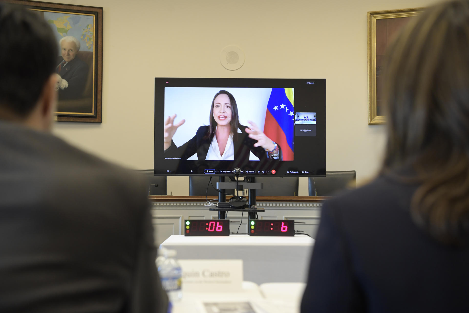 La opositora venezolana María Corina Machado, candidata presidencial del bloque antichavista, habla en pantalla durante una mesa redonda del Subcomité de Latinoamérica en el Comité de Exteriores de la Cámara de Representantes estadounidense, hoy, en el edificio Rayburn del Capitolio en Washington (Estados Unidos). EFE/ Lenin Nolly
