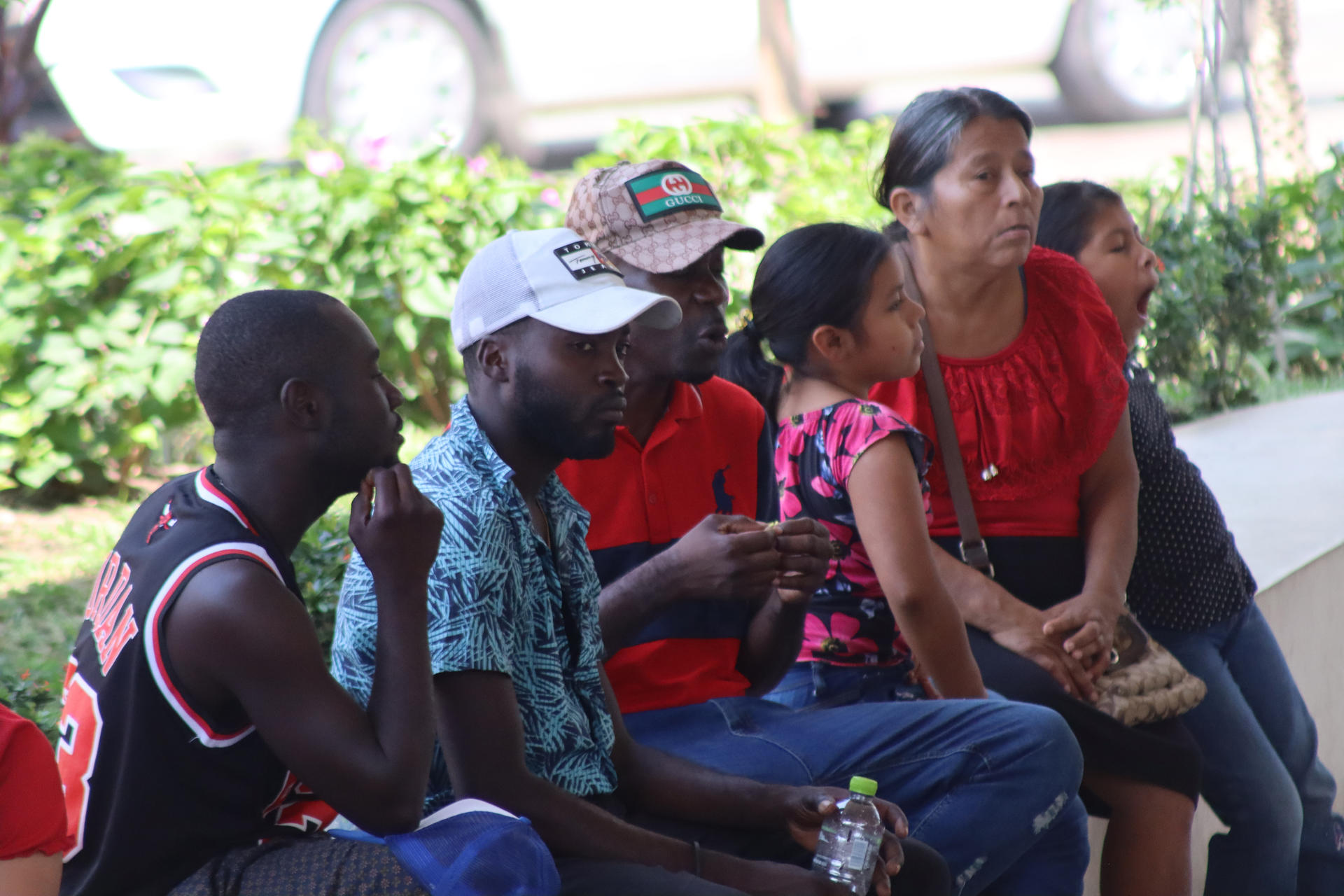 Migrantes permanecen en un albergue este viernes en Tapachula (México). EFE/Juan Manuel Blanco
