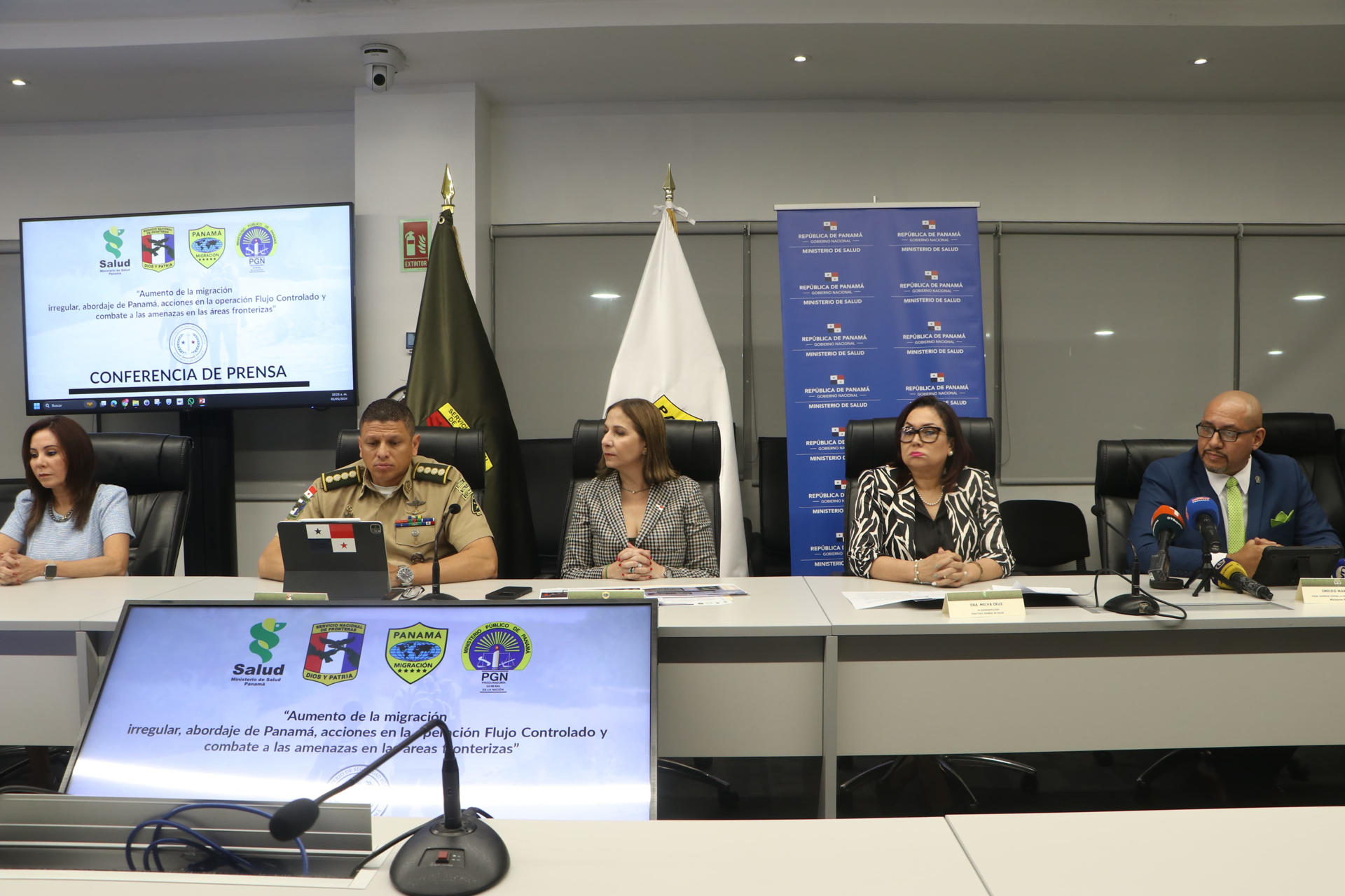 El director del Servicio Nacional de Fronteras de Panamá, Jorge Gobea (c-izq.) habla junto a la directora del Servicio Nacional de Migración de Panamá, Samira Gozaine (c-der.), durante una rueda de prensa hoy en Ciudad de Panamá (Panamá). EFE/ Servicio Nacional De Fronteras De Panamá SOLO USO EDITORIAL/NO VENTAS/SOLO DISPONIBLE PARA ILUSTRAR LA NOTICIA QUE ACOMPAÑA/CRÉDITO OBLIGATORIO
