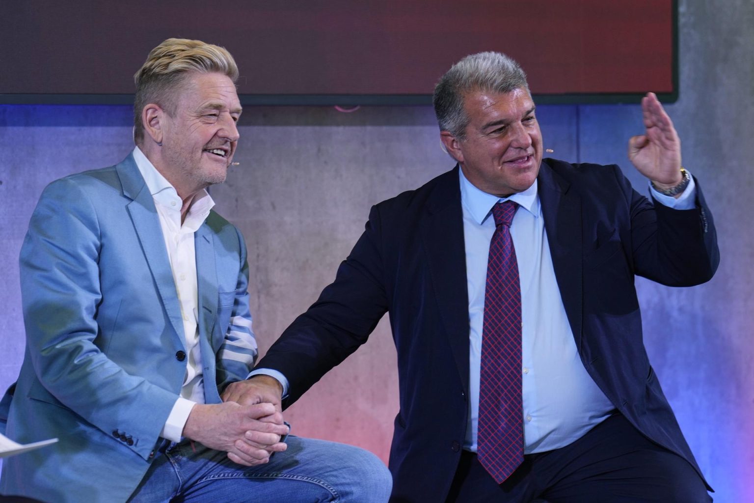 El presidente del FC Barcelona, Joan Laporta (i) ,y el director general de Cupra, Wayne Griffith (d) confirmó este jueves, durante el acto de presentación del nuevo acuerdo de colaboración con la marca de automóviles Cupra hasta 2029, que el conjunto azulgrana planea volver este verano a Estados Unidos para realizar la tradicional gira de pretemporada.EFE/ Alejandro García