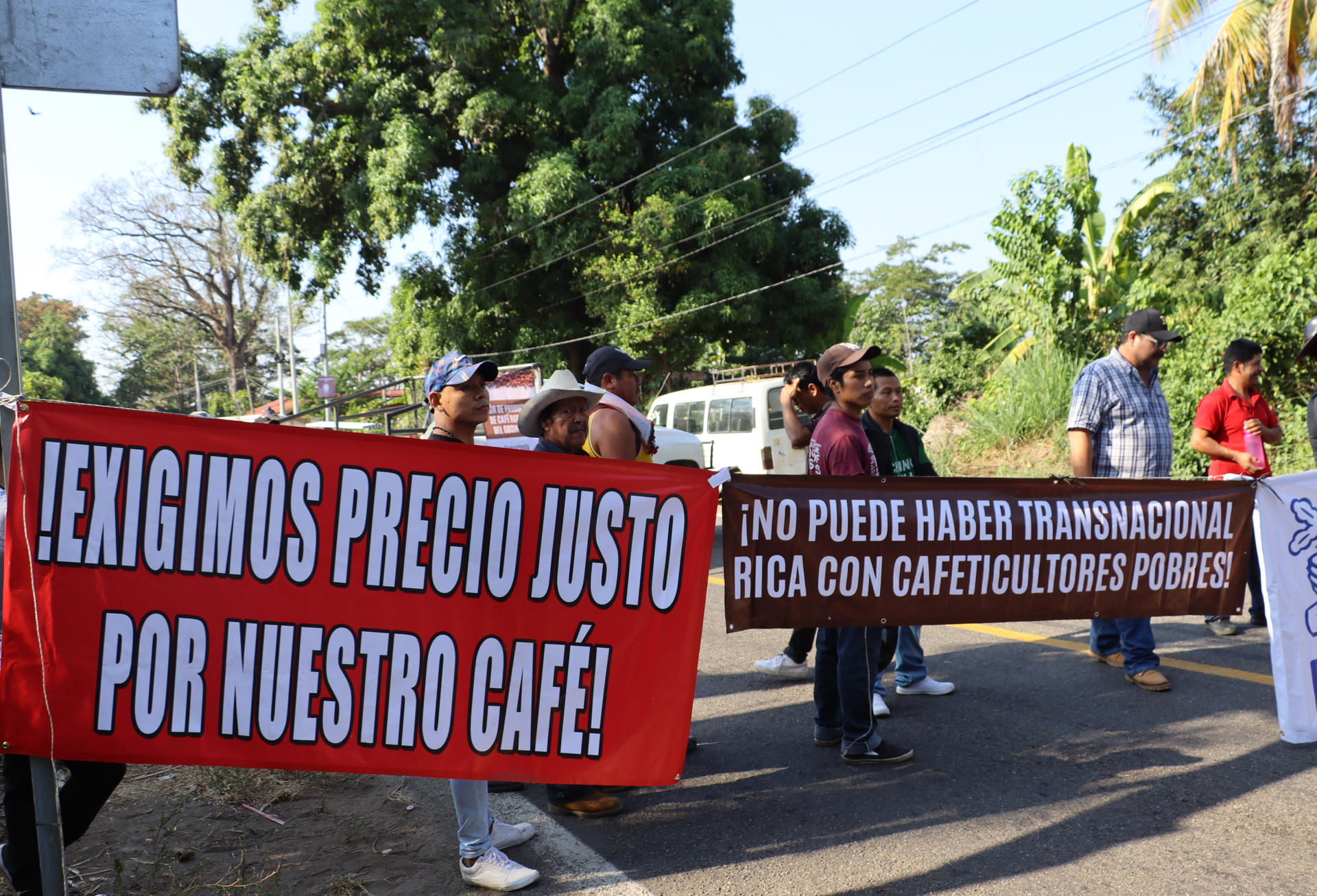 Cafetaleros sostiene carteles de protesta durante una manifestación este jueves en Tapachula, estado de Chiapas (México). EFE/ Juan Manuel Blanco
