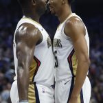 Fotografía de archivo en la que se registró a los jugadores de los Pelicans de Nueva Orleans Trey Murphy III (d) y Zion Williamson (i), durante un partido de la NBA y quienes aportaron 26 y 21 puntos, respectivamente, en el triunfo a domicilio de su equipo 92-115 sobre los Knics de Nueva York. EFE/John G. Mabanglo