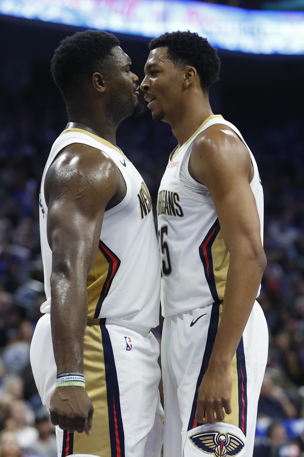 Fotografía de archivo en la que se registró a los jugadores de los Pelicans de Nueva Orleans Trey Murphy III (d) y Zion Williamson (i), durante un partido de la NBA y quienes aportaron 26 y 21 puntos, respectivamente, en el triunfo a domicilio de su equipo 92-115 sobre los Knics de Nueva York. EFE/John G. Mabanglo