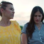 Fotograma cedido por HBO donde aparecen la cineasta estadounidense-mexicana Iliana Sosa (d), junto a su madre, Maria Elia Sosa (i), durante una escena del documental 'God Save Texas: La frontera'. EFE/ HBO / SOLO USO EDITORIAL/ SOLO DISPONIBLE PARA ILUSTRAR LA NOTICIA QUE ACOMPAÑA (CRÉDITO OBLIGATORIO)