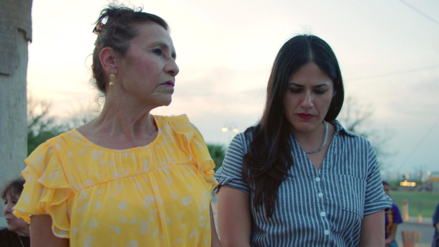 Fotograma cedido por HBO donde aparecen la cineasta estadounidense-mexicana Iliana Sosa (d), junto a su madre, Maria Elia Sosa (i), durante una escena del documental 'God Save Texas: La frontera'. EFE/ HBO / SOLO USO EDITORIAL/ SOLO DISPONIBLE PARA ILUSTRAR LA NOTICIA QUE ACOMPAÑA (CRÉDITO OBLIGATORIO)