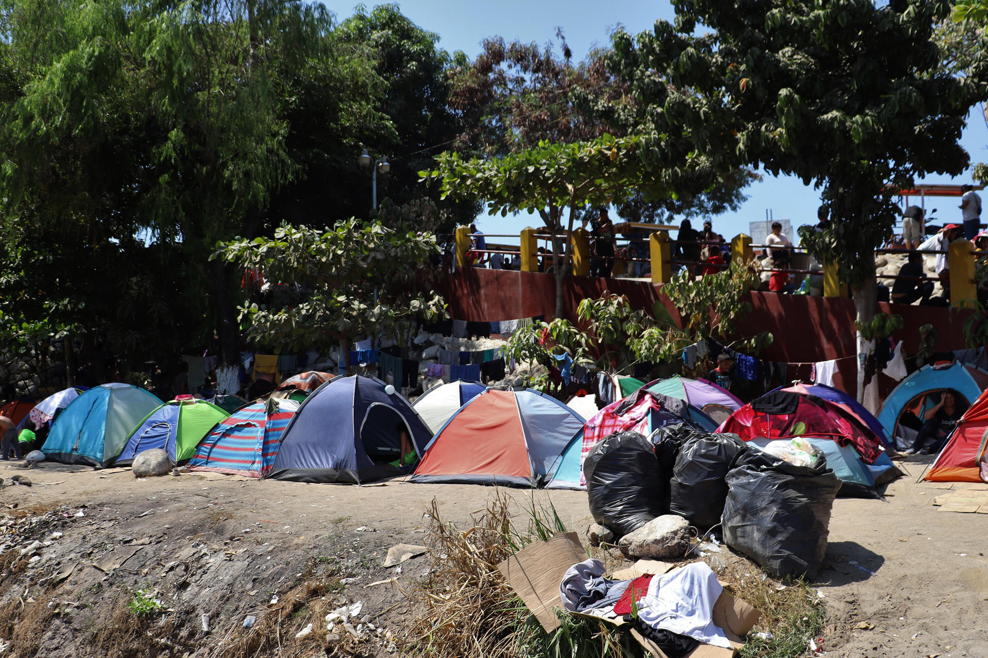 Migrantes permanecen en campamentos improvizados el 23 de febrero de 2024 en una calle de la ciudad de Tapachula (México). EFE/Juan Manuel Blanco
