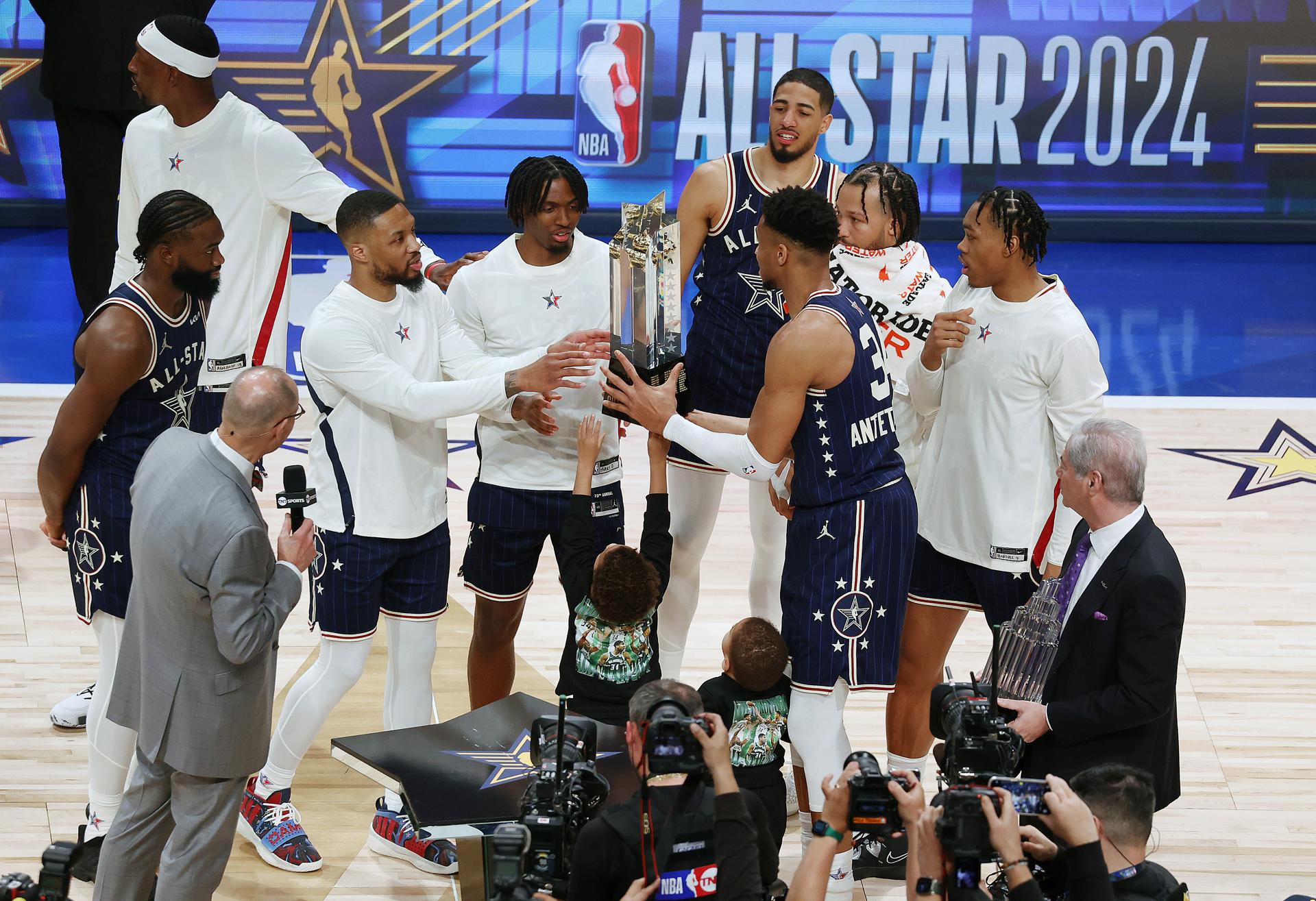 El capitán de los All stars de la Conferencia del Este, Giannis Antetokounmpo (C-R), presenta el trofeo a su equipo, este 18 de febrero de 2024. EFE/EPA/Brian Spurlock
