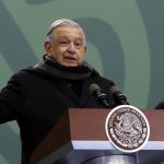 El presidente de México, Andrés Manuel López Obrador, habla durante una rueda de prensa este lunes, en el municipio Oriental, estado de Puebla (México). EFE/Hilda Ríos